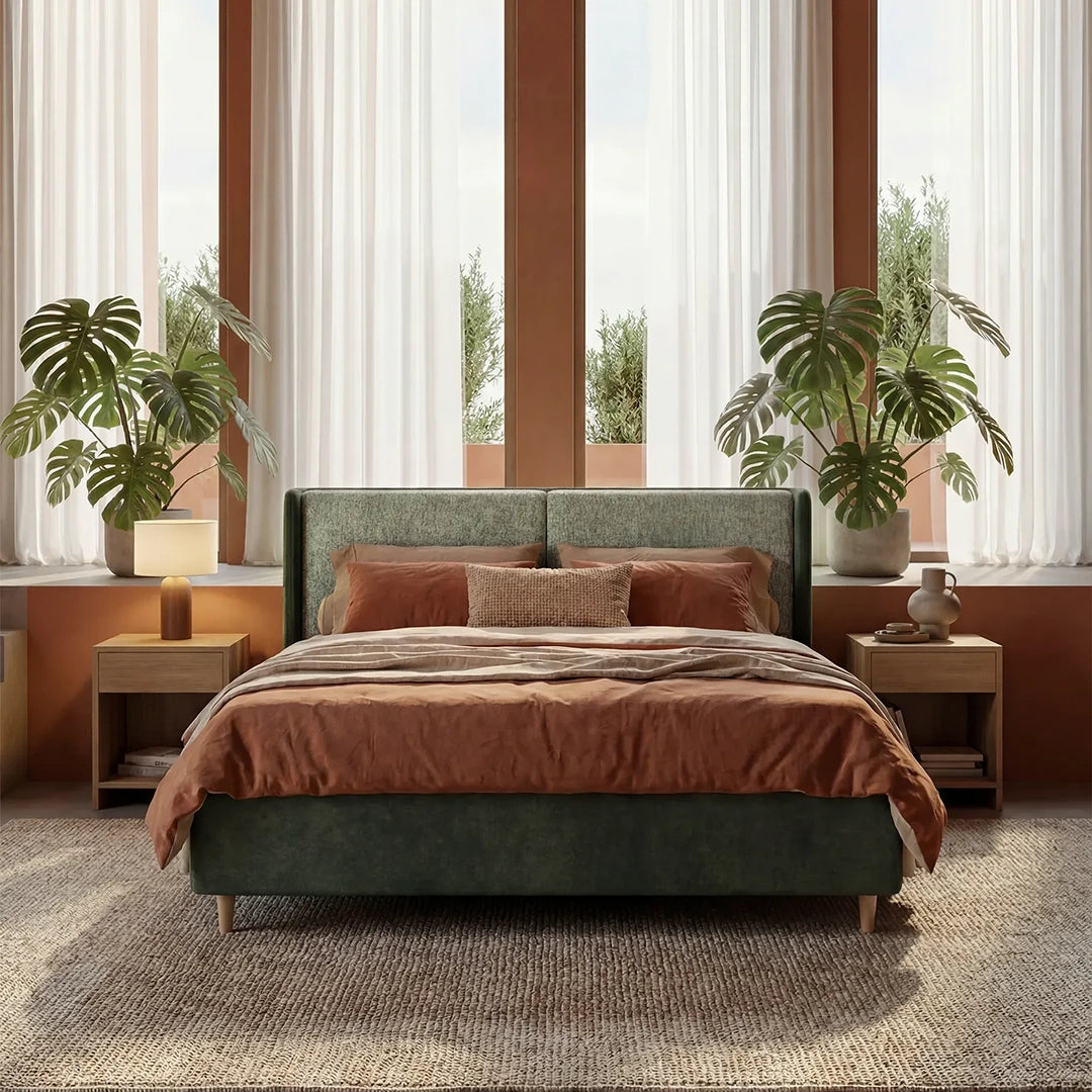 Una camera da letto di grande stile mette in risalto il letto imbottito bicolore con contenitore VALKIRIA di Letti.store, caratterizzato da una testiera ricurva, biancheria da letto color ruggine e comodini in legno. Le piante di Monstera e l’arredamento dai toni neutri conferiscono a questo spazio luminoso un’atmosfera accogliente e moderna.