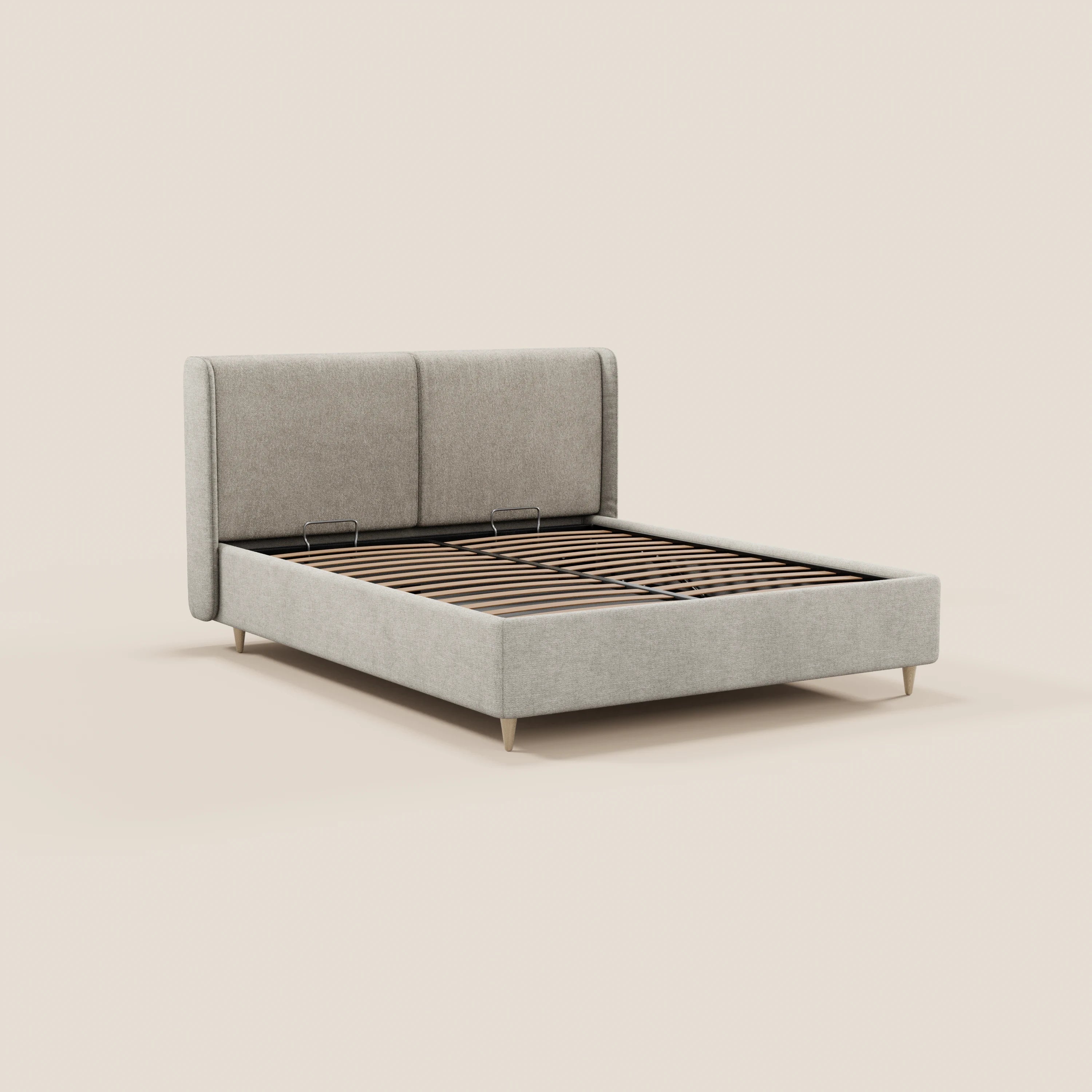 Il letto imbottito bicolore VALKIRIA di Letti.store presenta una testiera curva e avvolgente con cuscini imbottiti e un vano portaoggetti; qui è raffigurato senza materasso né biancheria da letto su uno sfondo beige.