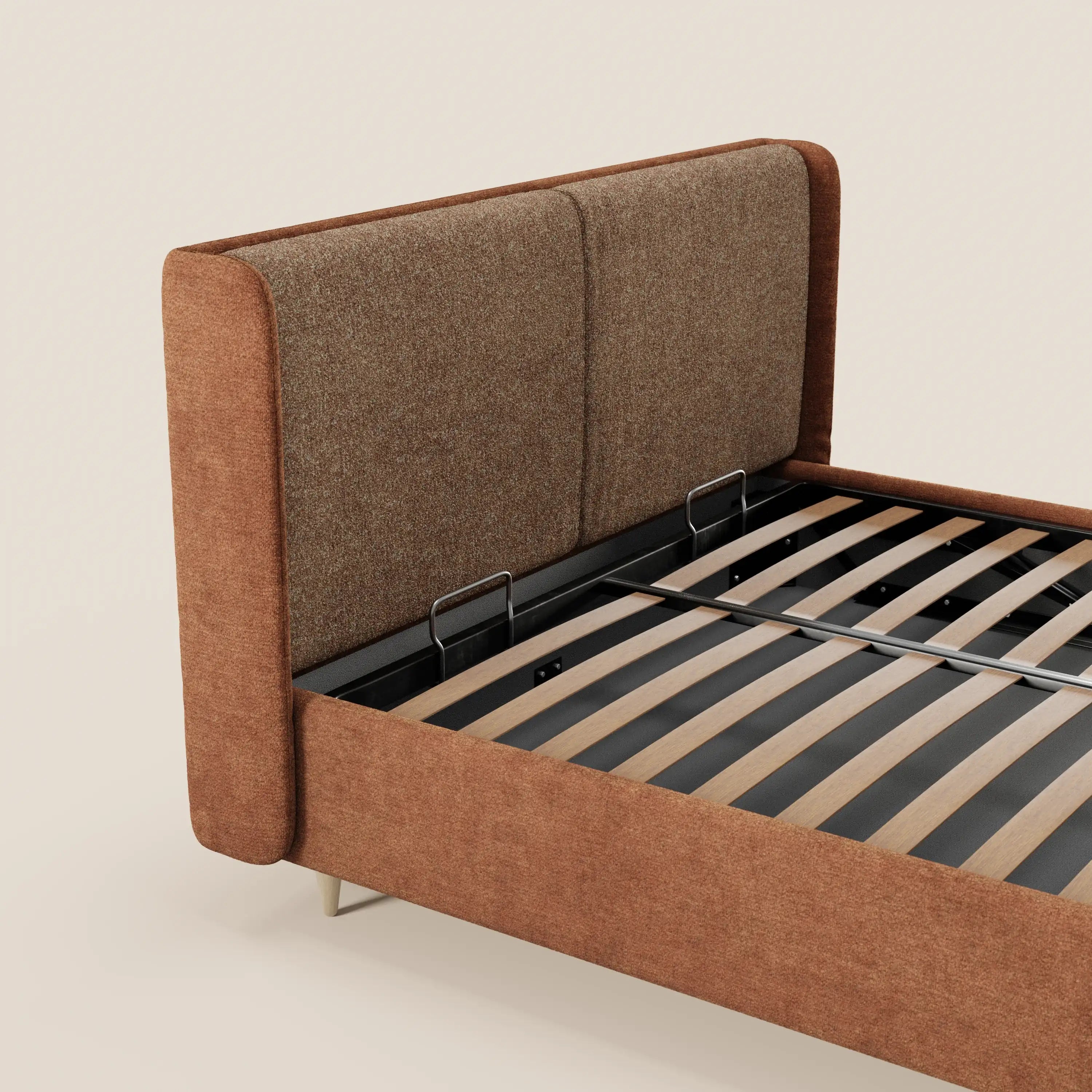 Un primo piano del letto imbottito bicolore VALKIRIA di Letti.store, caratterizzato da una testiera curva e avvolgente e da cuscini per lo schienale. La struttura color ruggine è dotata di un vano contenitore e di robuste doghe in legno con supporti in metallo nero.