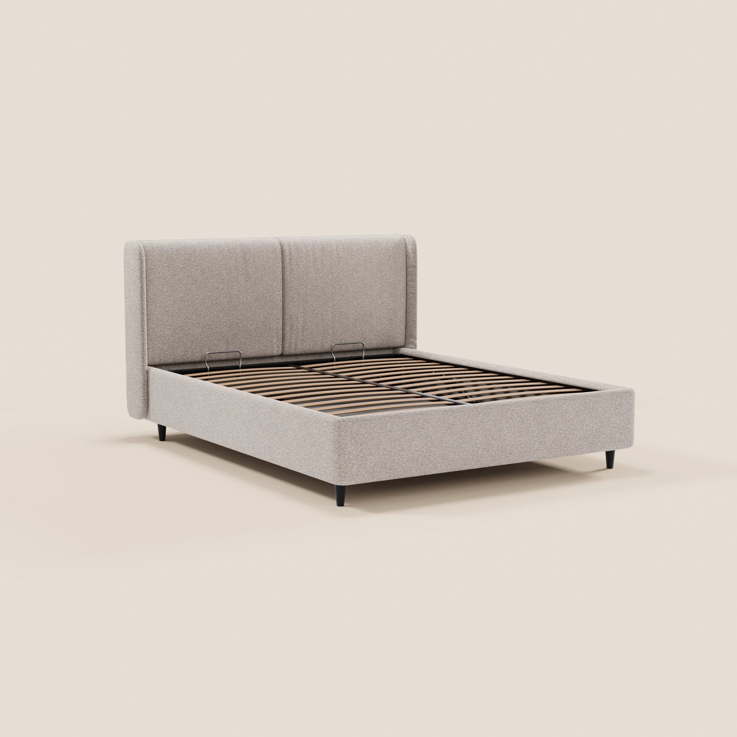 Il letto di design VALKIRIA di Letti.store è realizzato con un tessuto beige chiaro certificato Oeko-Tex®, una testiera avvolgente con 2 cuscini imbottiti, doghe in legno e gambe corte nere. Presentato su uno sfondo neutro; materasso e biancheria da letto non inclusi.