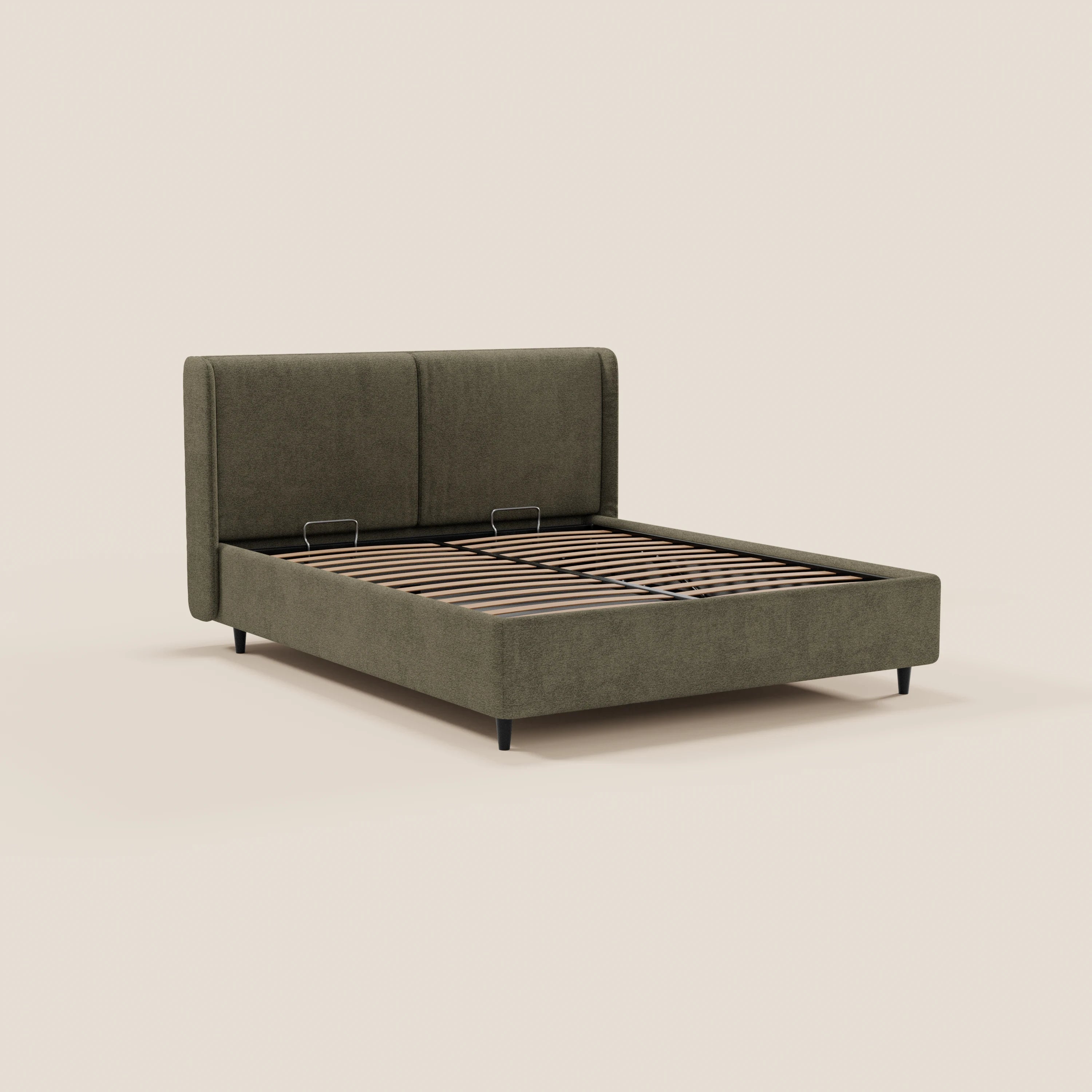 Il letto di design VALKIRIA di Letti.store è dotato di una base contenitiva, una testiera avvolgente con 2 cuscini imbottiti in tessuto Oeko-Tex®, una struttura minimalista con gambe corte nere e doghe in legno. Presentato in verde oliva su sfondo beige chiaro. Materasso non incluso.