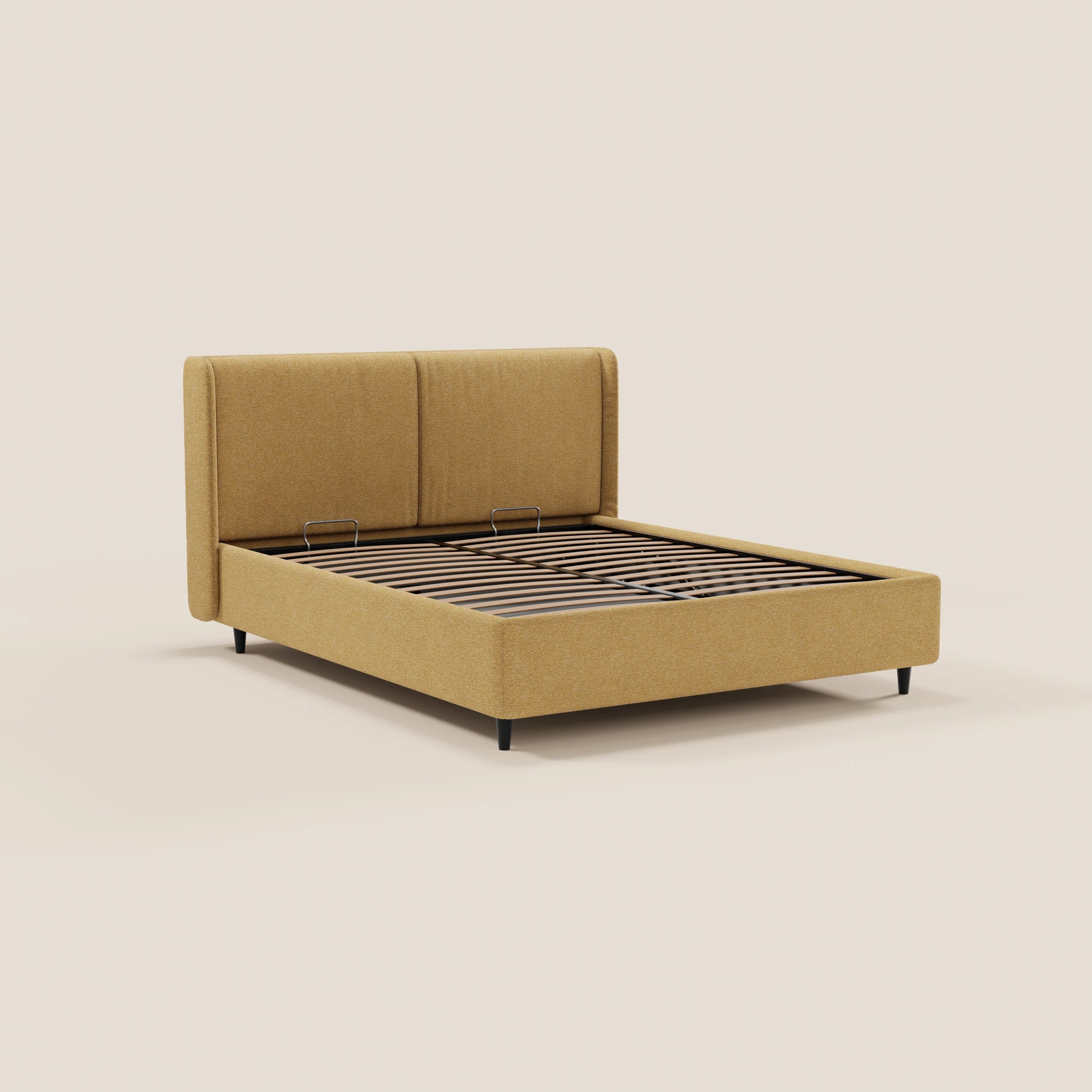Il letto di design VALKIRIA di Letti.store è caratterizzato da un tessuto giallo senape certificato Oeko-Tex®, due cuscini imbottiti, una testiera alta e avvolgente, una base contenitiva e quattro gambe corte nere. Nell’immagine è raffigurato senza materasso né biancheria da letto su uno sfondo chiaro.