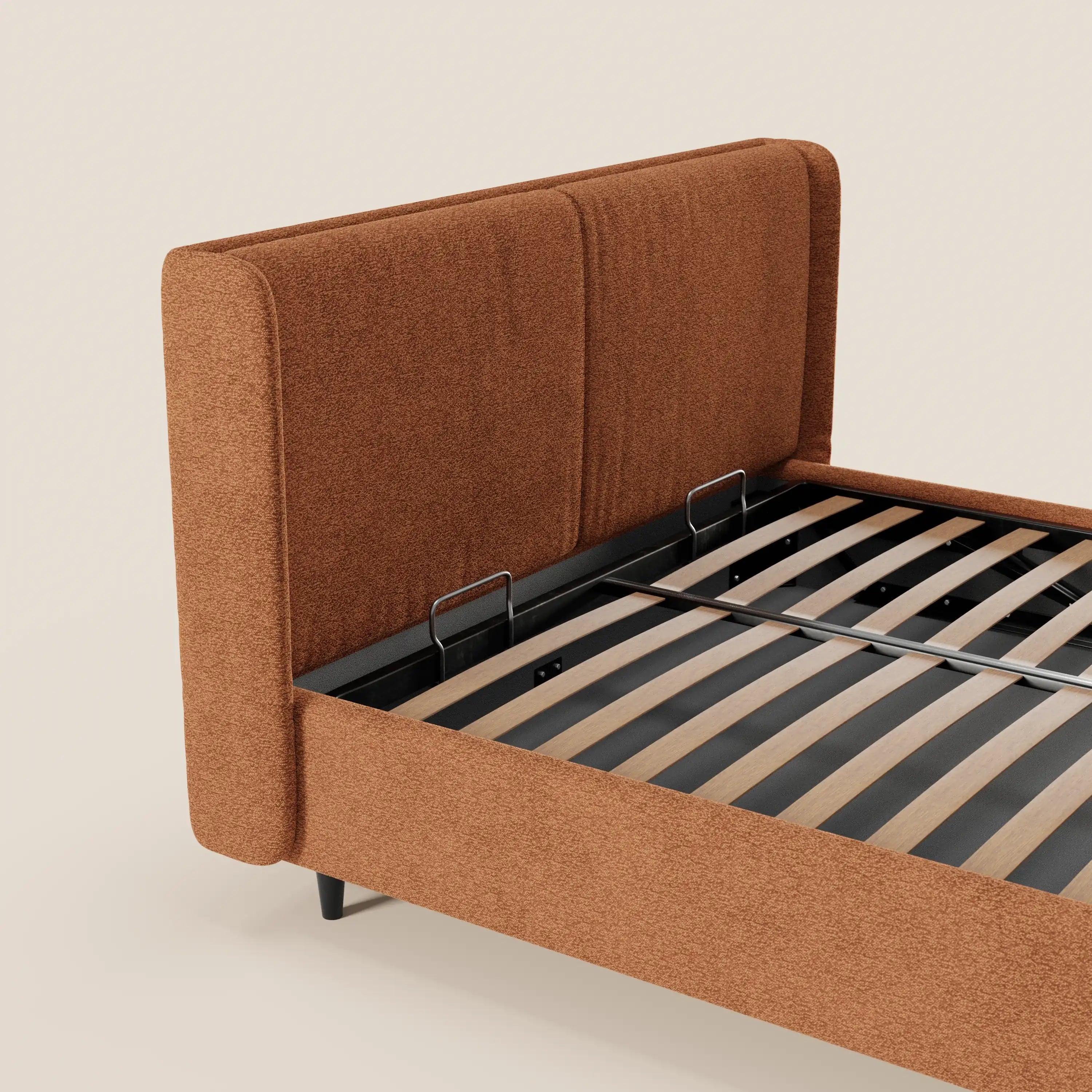 Il letto VALKIRIA di Letti.store presenta una testiera avvolgente imbottita color ruggine con 2 cuscini imbottiti in tessuto Oeko-Tex®, supporti in metallo nero, doghe in legno e staffe centrali in metallo: perfetto per un look moderno.