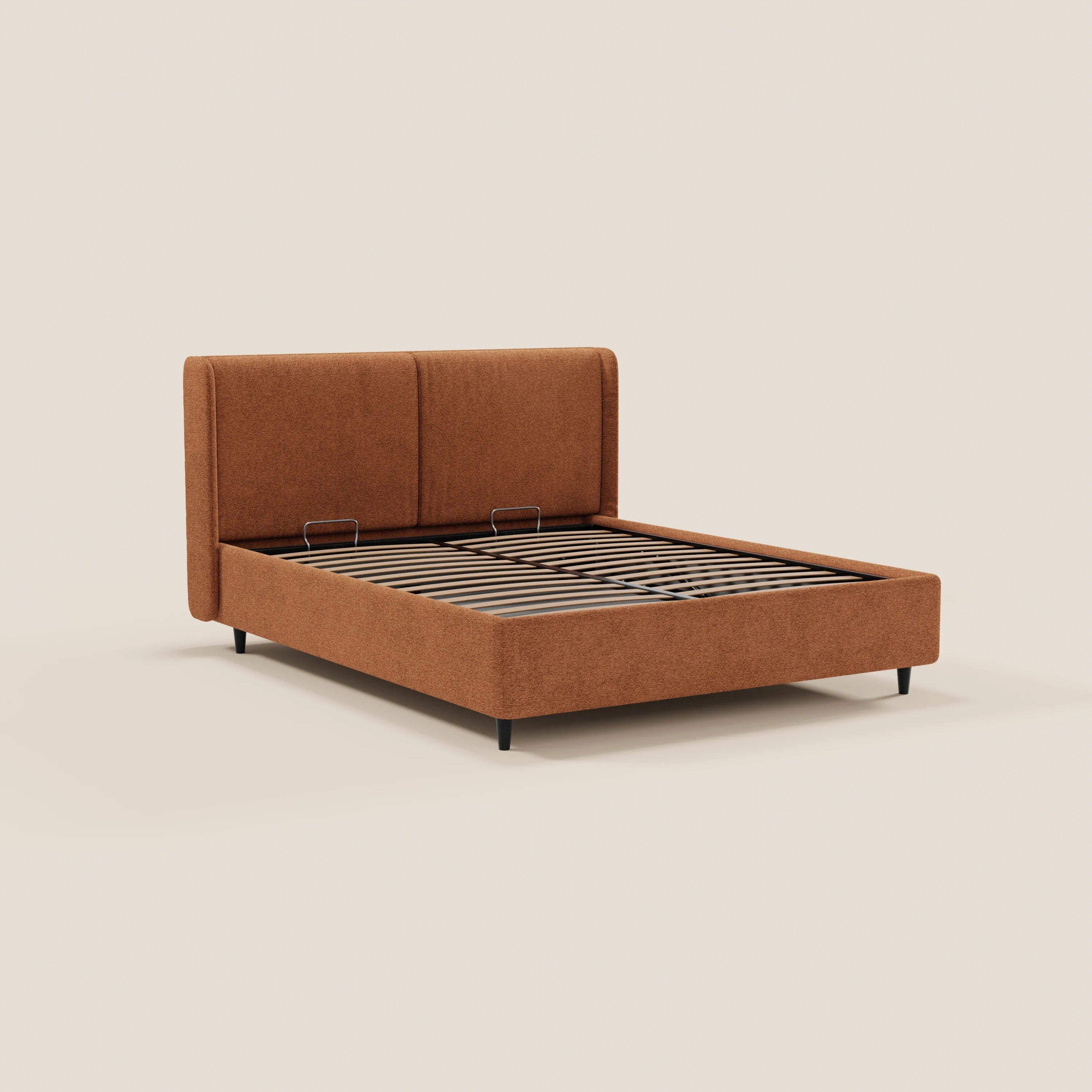 Il modello VALKIRIA di Letti.store è un letto di design contemporaneo rivestito in tessuto color ruggine certificato Oeko-Tex®, con testiera avvolgente dotata di 2 cuscini imbottiti, doghe in legno, gambe angolate nere e un ampio vano contenitore. Presentato su uno sfondo beige neutro.