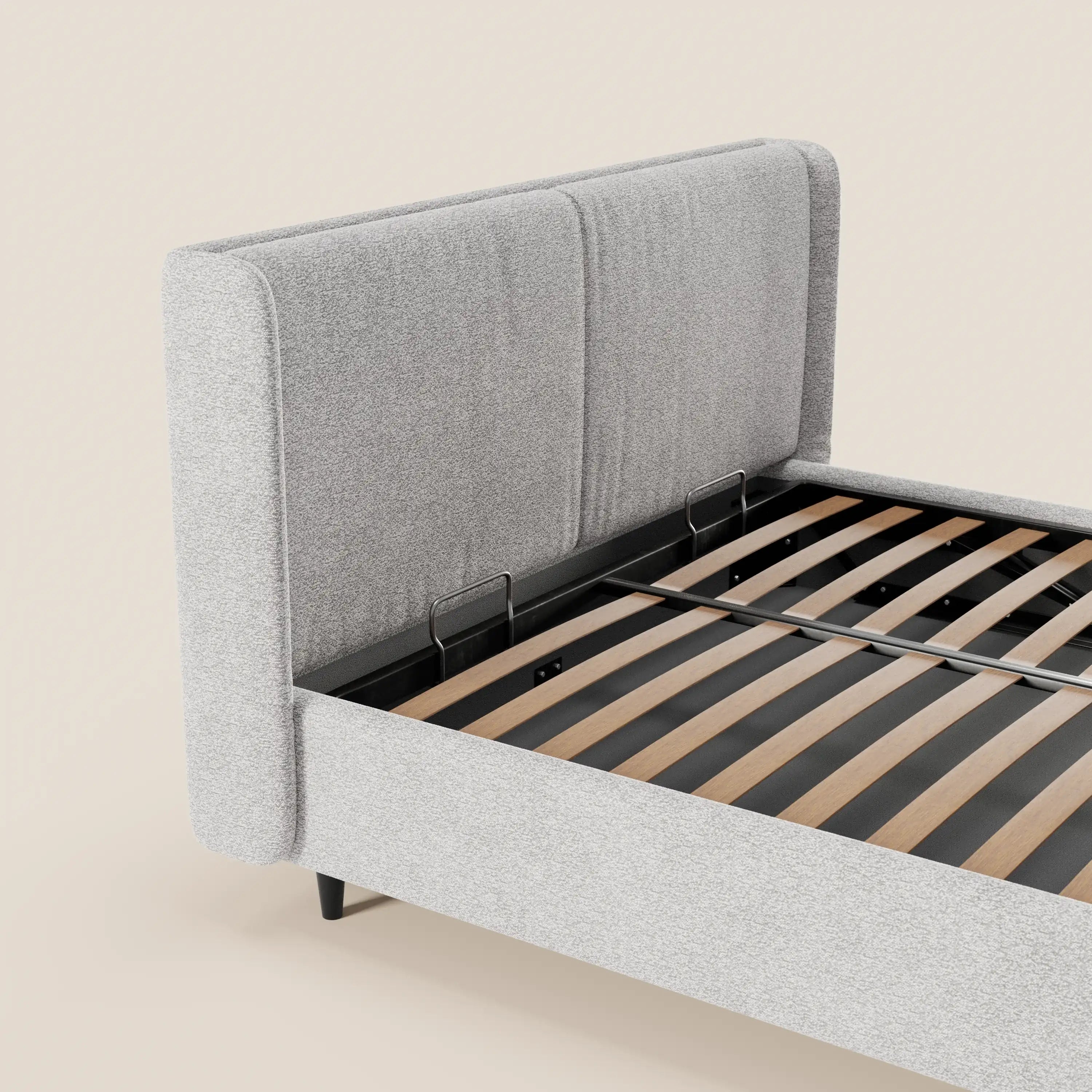 Il modello VALKIRIA di Letti.store è un letto di design moderno con testiera imbottita in grigio chiaro (2 cuscini imbottiti), sponde basse, doghe in legno e gambe in metallo nero. È dotato di un vano contenitore integrato e di tessuto Oeko-Tex® per garantire comfort e stile.