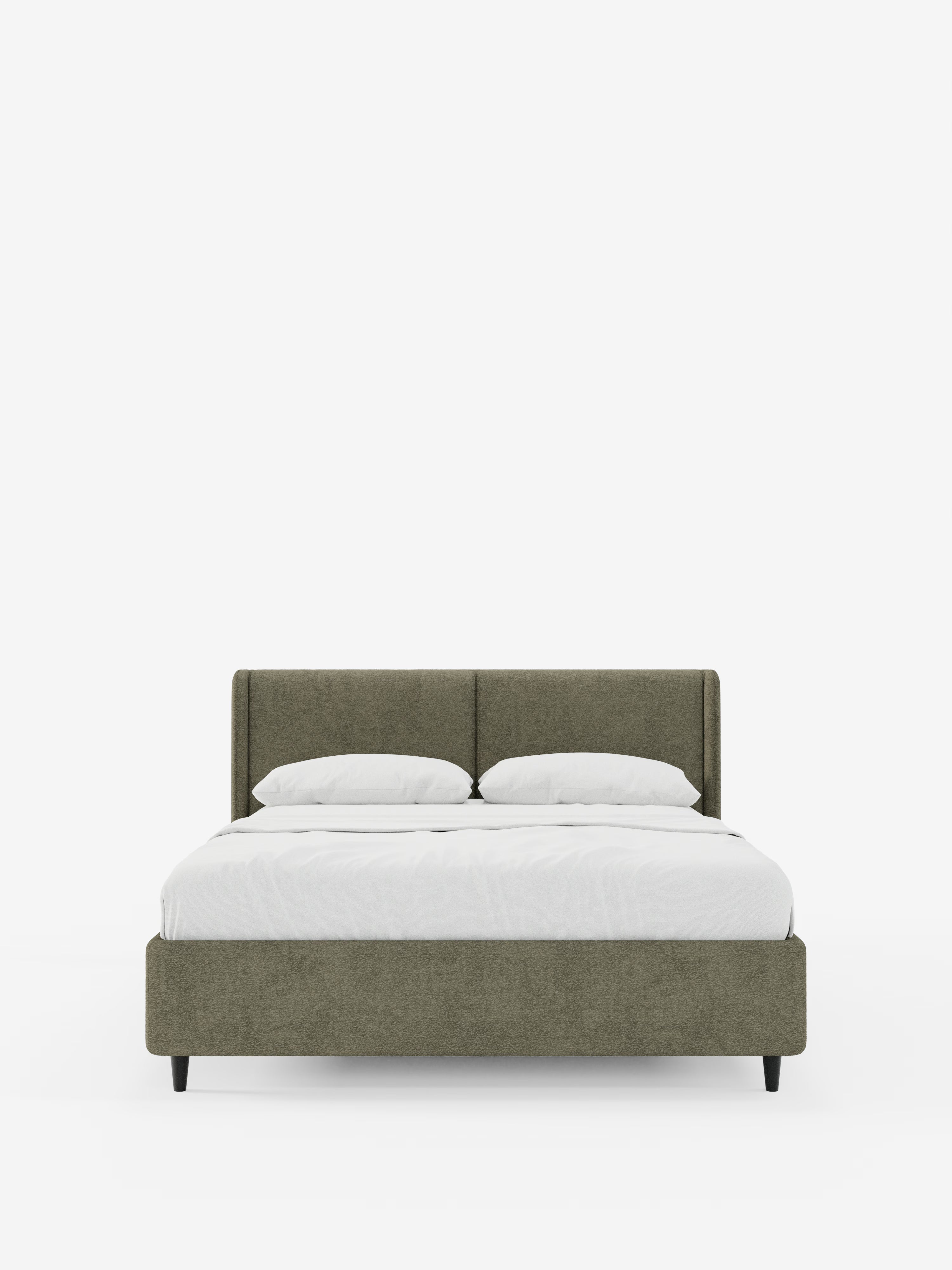 Vista frontale del letto di design VALKIRIA con contenitore e testiera avvolgente di Letti.store in verde oliva, caratterizzato da gambe nere e da una testiera bassa e contemporanea con due cuscini imbottiti in tessuto Oeko-Tex®. Il letto è rifatto con cura con un lenzuolo con angoli bianco e due cuscini bianchi, il tutto su uno sfondo bianco a tinta unita.