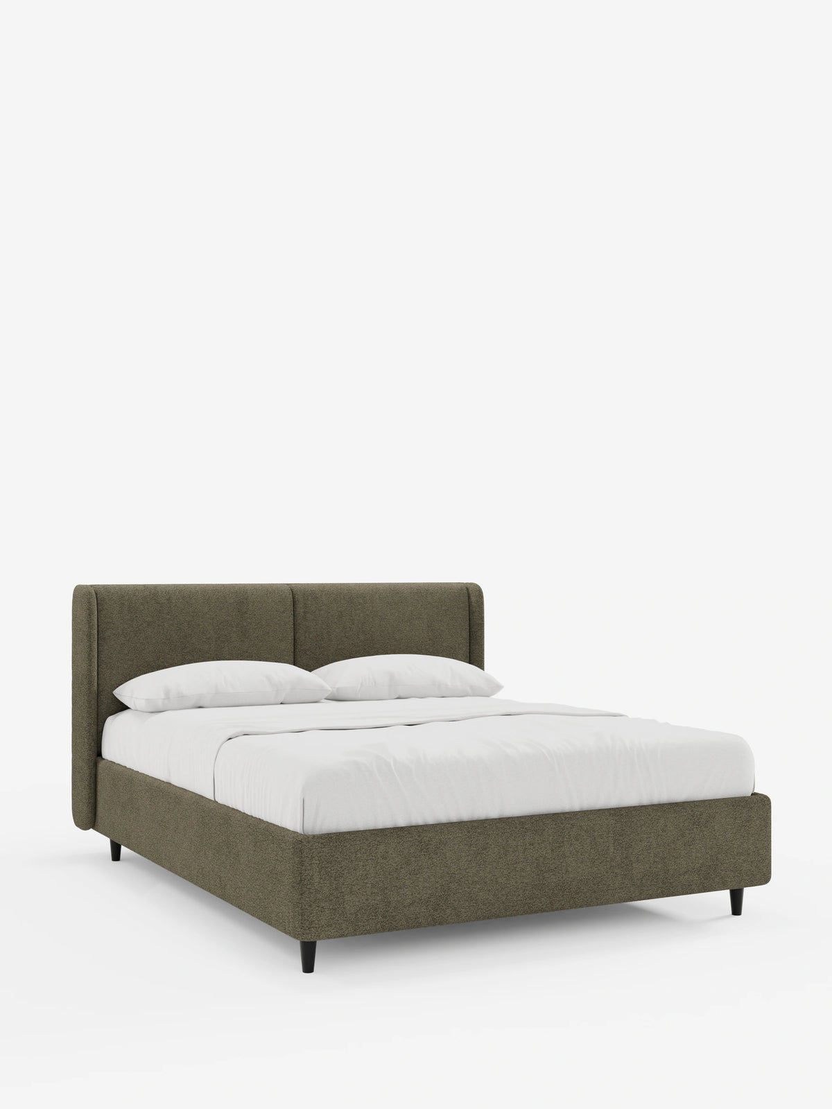 VALKIRIA, letto di design con contenitore e testiera avvolgente, caratterizzato da un rivestimento marrone scuro con effetto materico e da una testiera avvolgente, abbinato a due cuscini bianchi e biancheria da letto bianca, su gambe corte e affusolate di colore nero, su sfondo bianco.