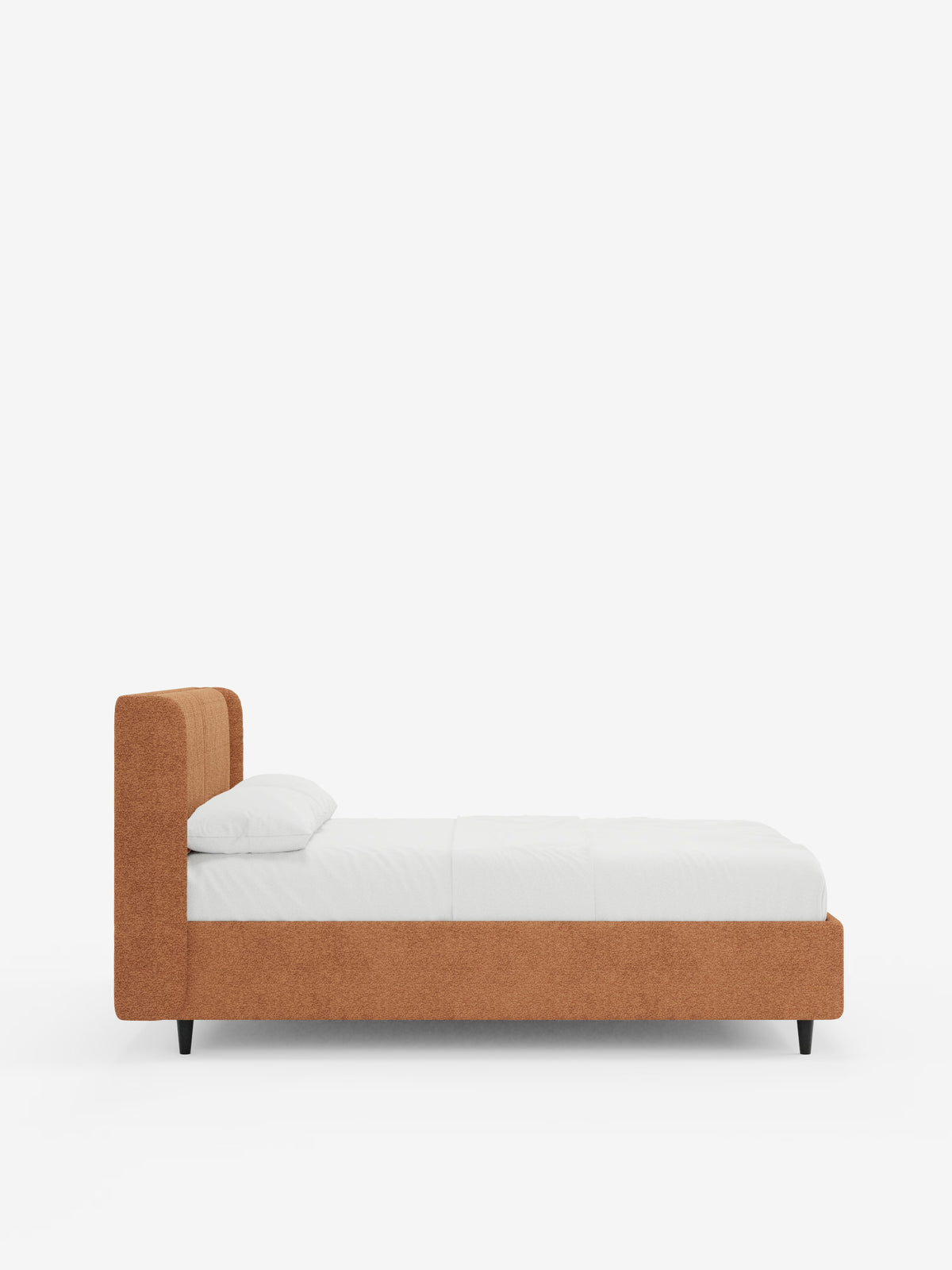 Vista laterale del letto di design VALKIRIA con vano contenitore e testiera avvolgente di Letti.store, caratterizzato da un’alta testiera rettangolare imbottita color ruggine con due cuscini imbottiti e tessuto Oeko-Tex®. Sostenuto da gambe nere e abbinato a un materasso bianco, un lenzuolo e un cuscino singolo, questo letto moderno mette in risalto il design contemporaneo su uno sfondo bianco a tinta unita.