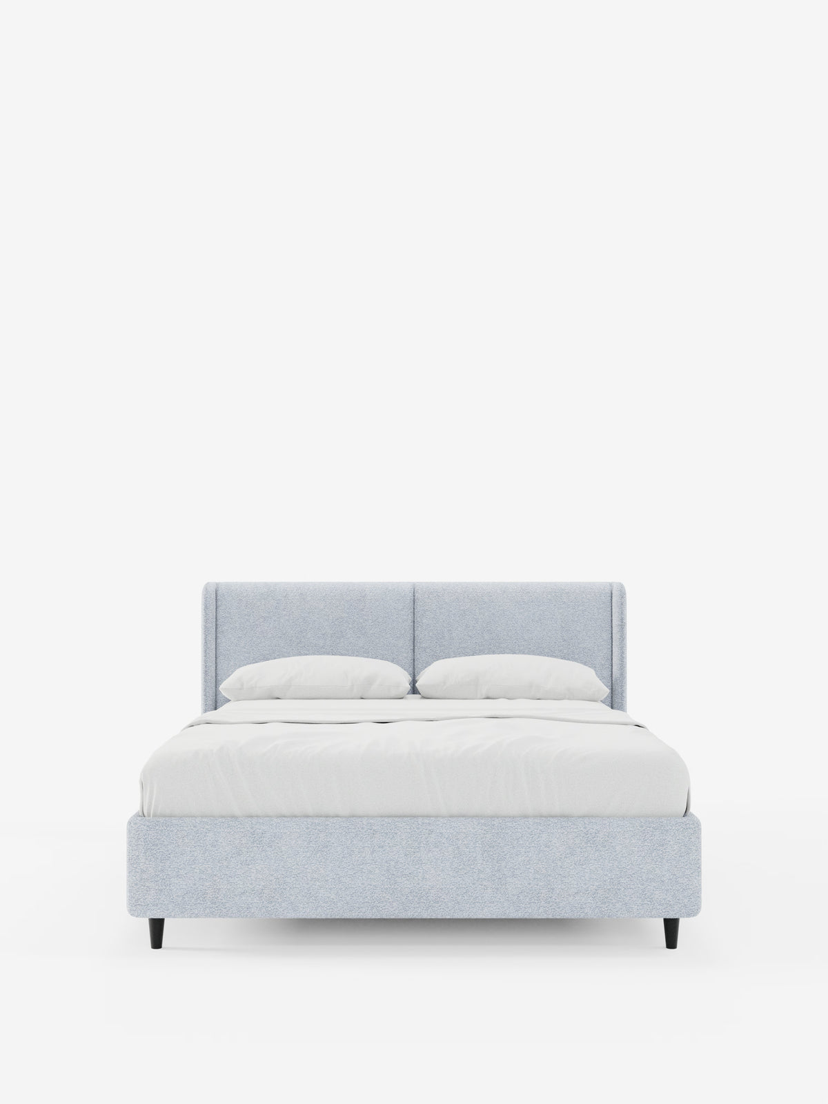 Scopri il letto di design VALKIRIA con contenitore e testiera avvolgente di Letti.store: un letto a piattaforma contemporaneo, imbottito in grigio chiaro, con due morbidi cuscini e un piumone bianco ben sistemato, presentato di fronte su uno sfondo bianco a tinta unita. Questo letto moderno sfoggia un design contemporaneo grazie alla testiera dalle linee semplici e pulite e alle corte gambe nere, ed è realizzato con tessuto certificato Oeko-Tex® per garantire comfort e stile.