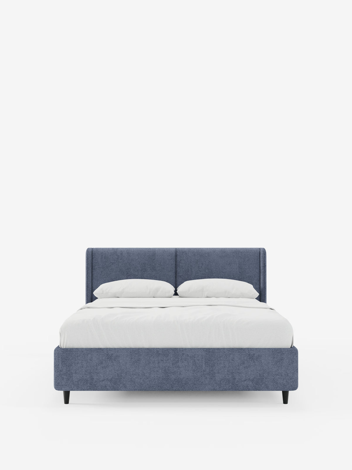 Il letto di design VALKIRIA con contenitore e testiera avvolgente di Letti.store presenta una struttura e una testiera rivestite in tessuto blu certificato Oeko-Tex®, due cuscini imbottiti bianchi e un piumone bianco ben rifinito, il tutto su uno sfondo bianco a tinta unita che conferisce al letto un’elegante estetica di design contemporaneo.