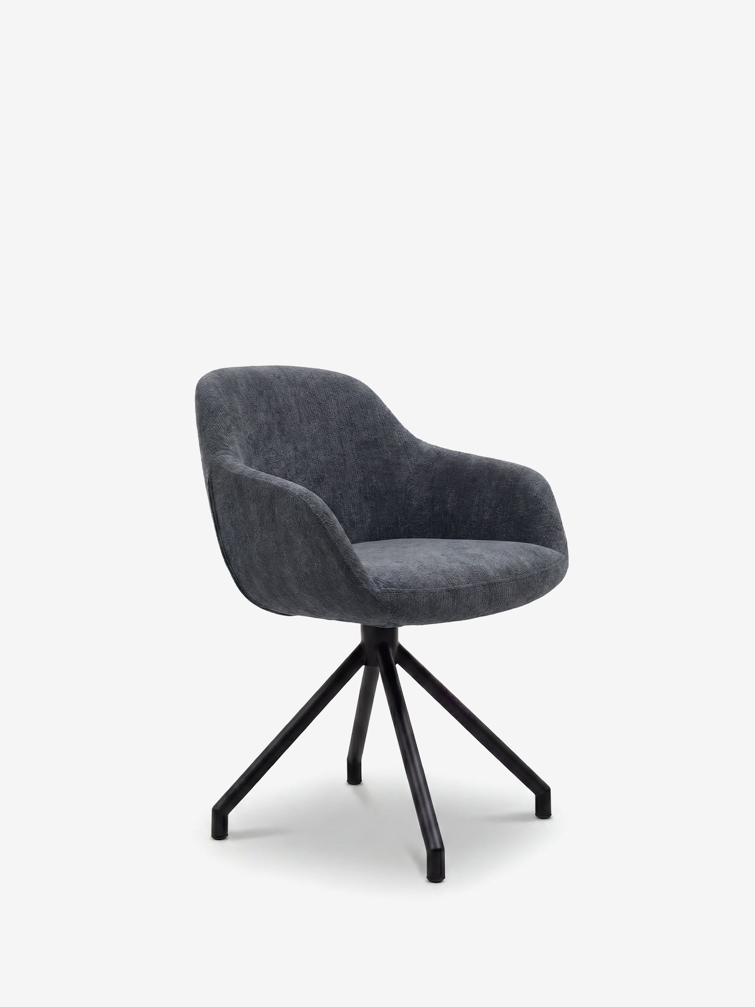 La sedia imbottita Vico di Divani.Store presenta una seduta imbottita grigia, dalla linea sinuosa e dalla consistenza morbida al tatto, certificata OEKO-TEX®, con braccioli e una base a quattro gambe in metallo nero. Il suo design contemporaneo e minimalista risalta sullo sfondo bianco.