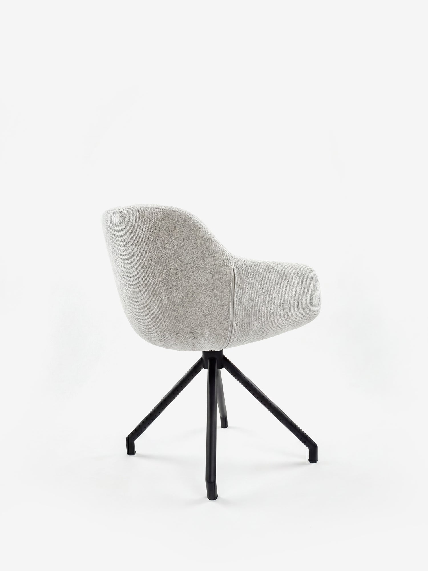La sedia imbottita Vico di Divani.Store è realizzata in morbido tessuto soft-touch certificato OEKO-TEX® color grigio chiaro, presenta uno schienale curvo con braccioli e gambe angolate in metallo nero, che le conferiscono un look contemporaneo su uno sfondo bianco a tinta unita.