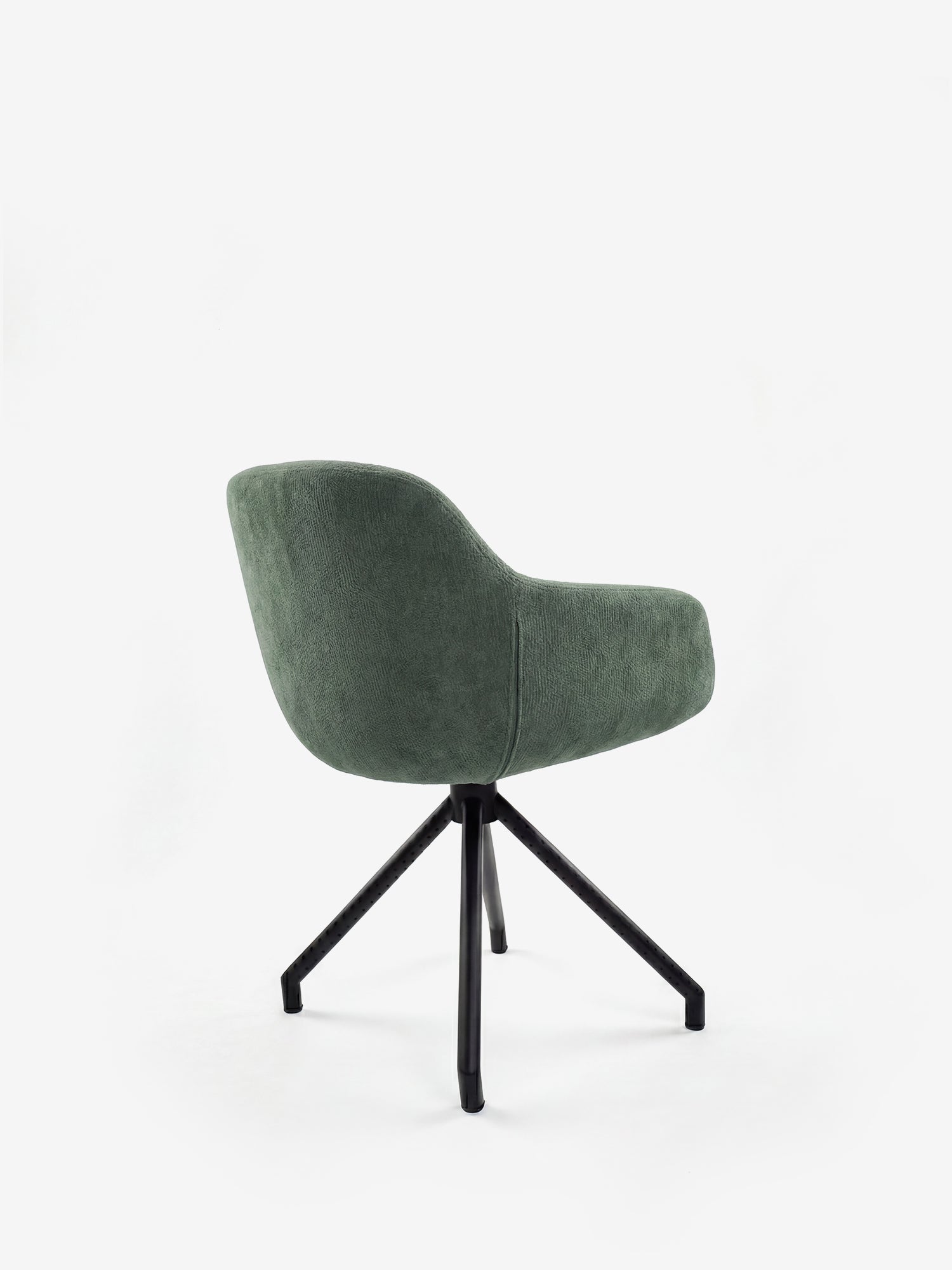 La sedia imbottita Vico di Divani.Store è realizzata in tessuto verde morbido al tatto certificato OEKO-TEX®, presenta uno schienale curvo con braccioli e quattro gambe angolate in metallo nero. Nella foto è raffigurata vista da dietro su uno sfondo bianco a tinta unita.