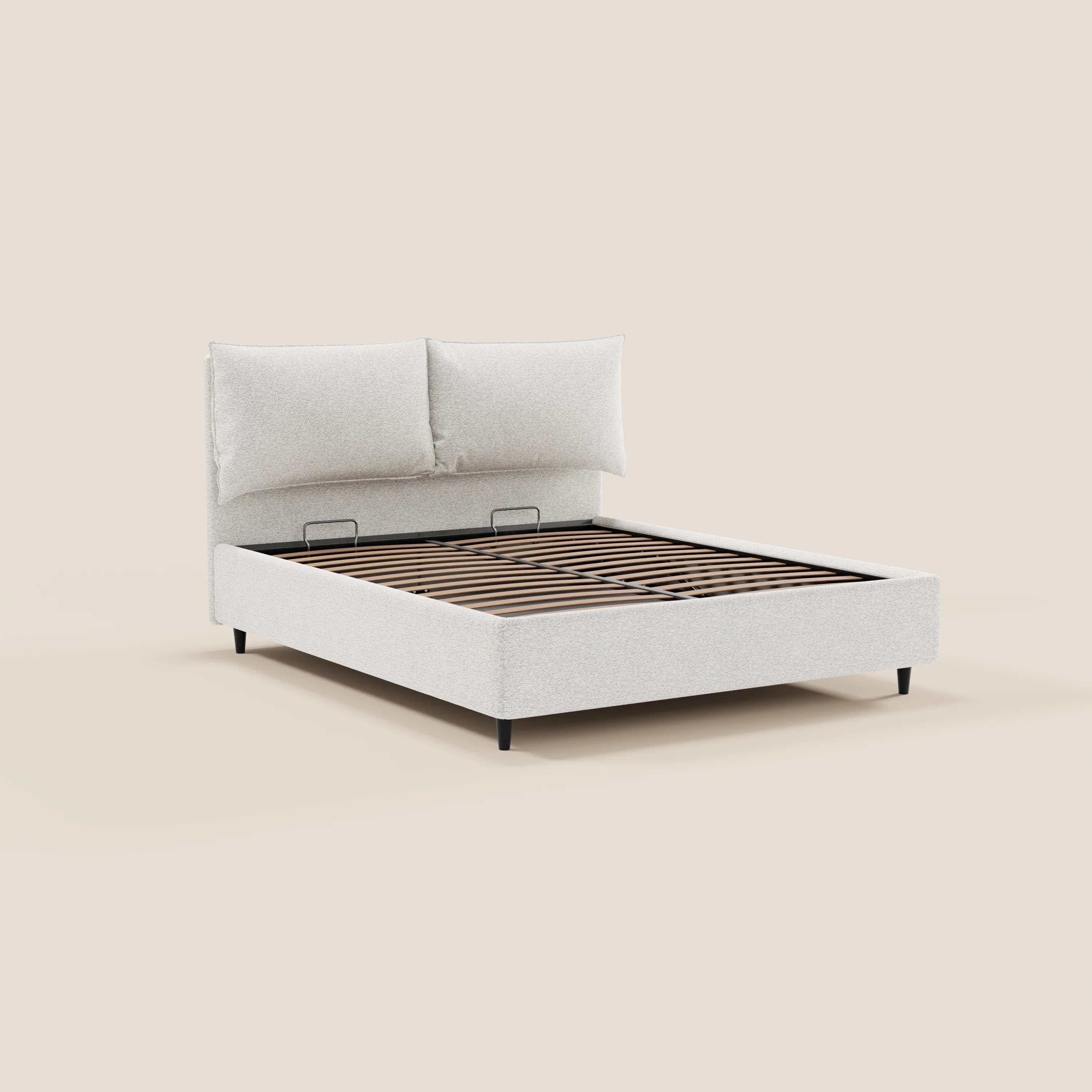 Il letto imbottito ZAYRON di Letti.store presenta un design moderno in tessuto certificato Oeko-Tex®, una testiera imbottita con cuscini regolabili, una base con vano contenitore nascosto e gambe corte nere, raffigurato su uno sfondo color crema a tinta unita.