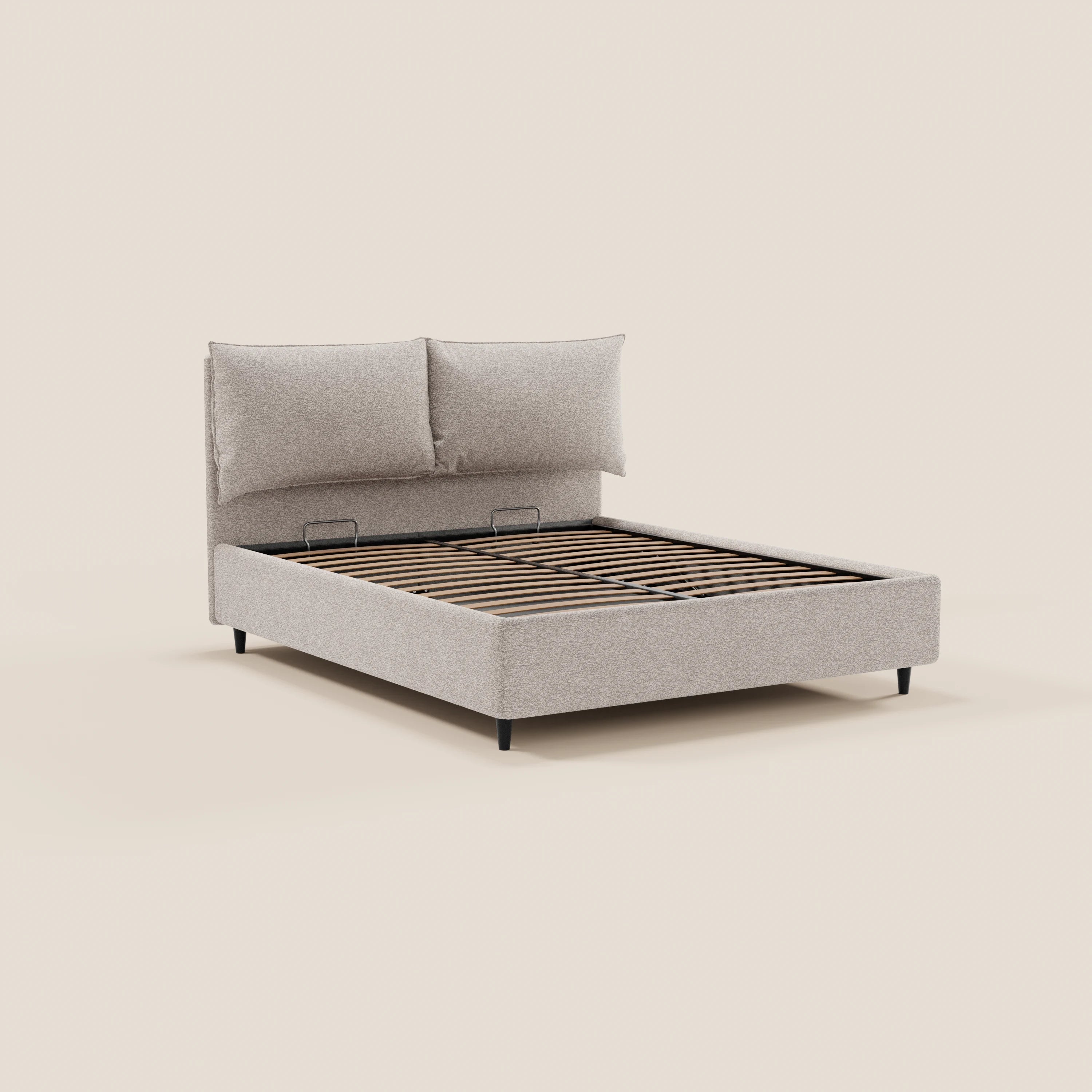 Il letto imbottito ZAYRON di Letti.store, con vano contenitore e morbidi cuscini regolabili in tessuto Oeko-Tex®, è un moderno letto beige con testiera imbottita, doghe in legno a vista e sottili piedini neri, senza materasso né biancheria.