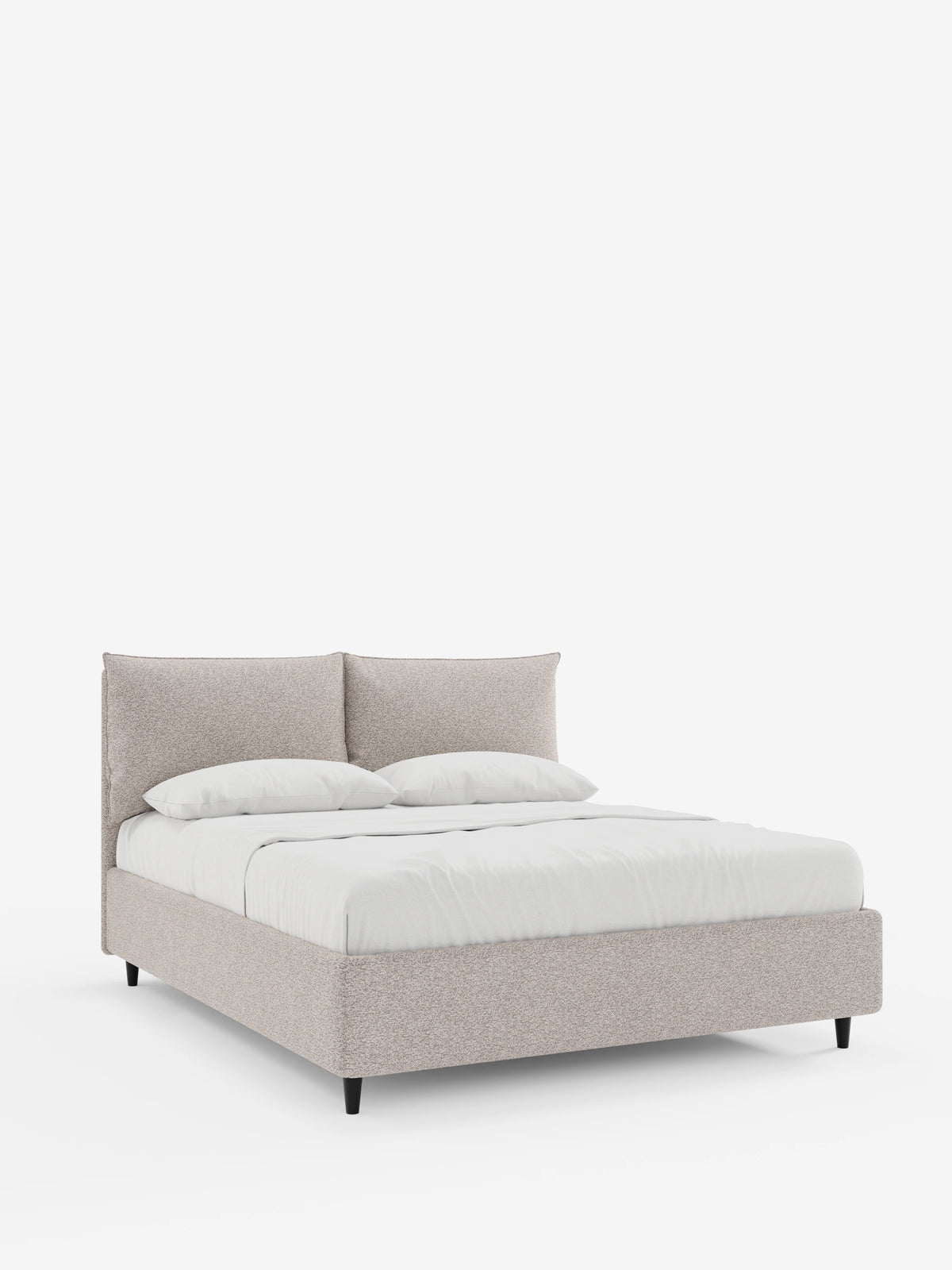 Il letto imbottito ZAYRON, dotato di vano contenitore e morbidi cuscini regolabili, presenta una struttura in tessuto beige chiaro con trama in rilievo, due cuscini angolari per la testiera, biancheria da letto di un bianco brillante e piedini neri affusolati su sfondo bianco.