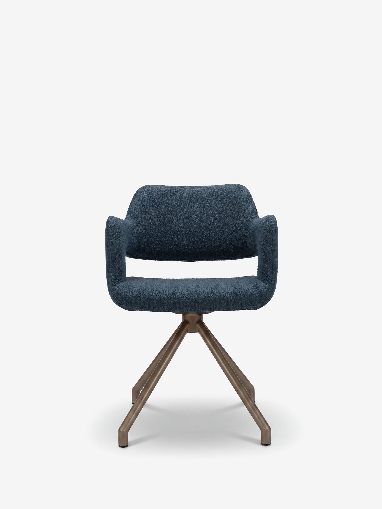 La sedia imbottita di design Zefira di Divani.Store è dotata di braccioli, un rivestimento in tessuto effetto cotone blu scuro e una base in metallo color champagne con quattro gambe inclinate, perfetta per gli ambienti moderni.