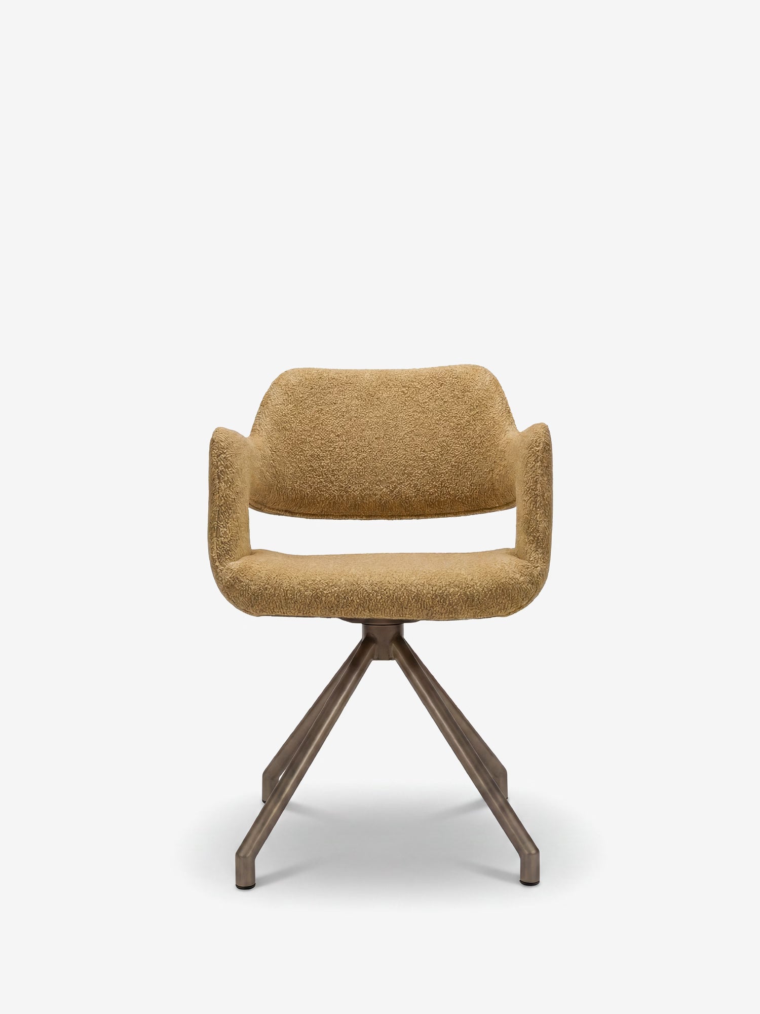 La sedia imbottita di design Zefira di Divani.Store presenta braccioli ricurvi, rivestimento in tessuto effetto cotone e una base angolare in metallo color champagne: un perfetto esempio di sedia moderna su sfondo bianco.