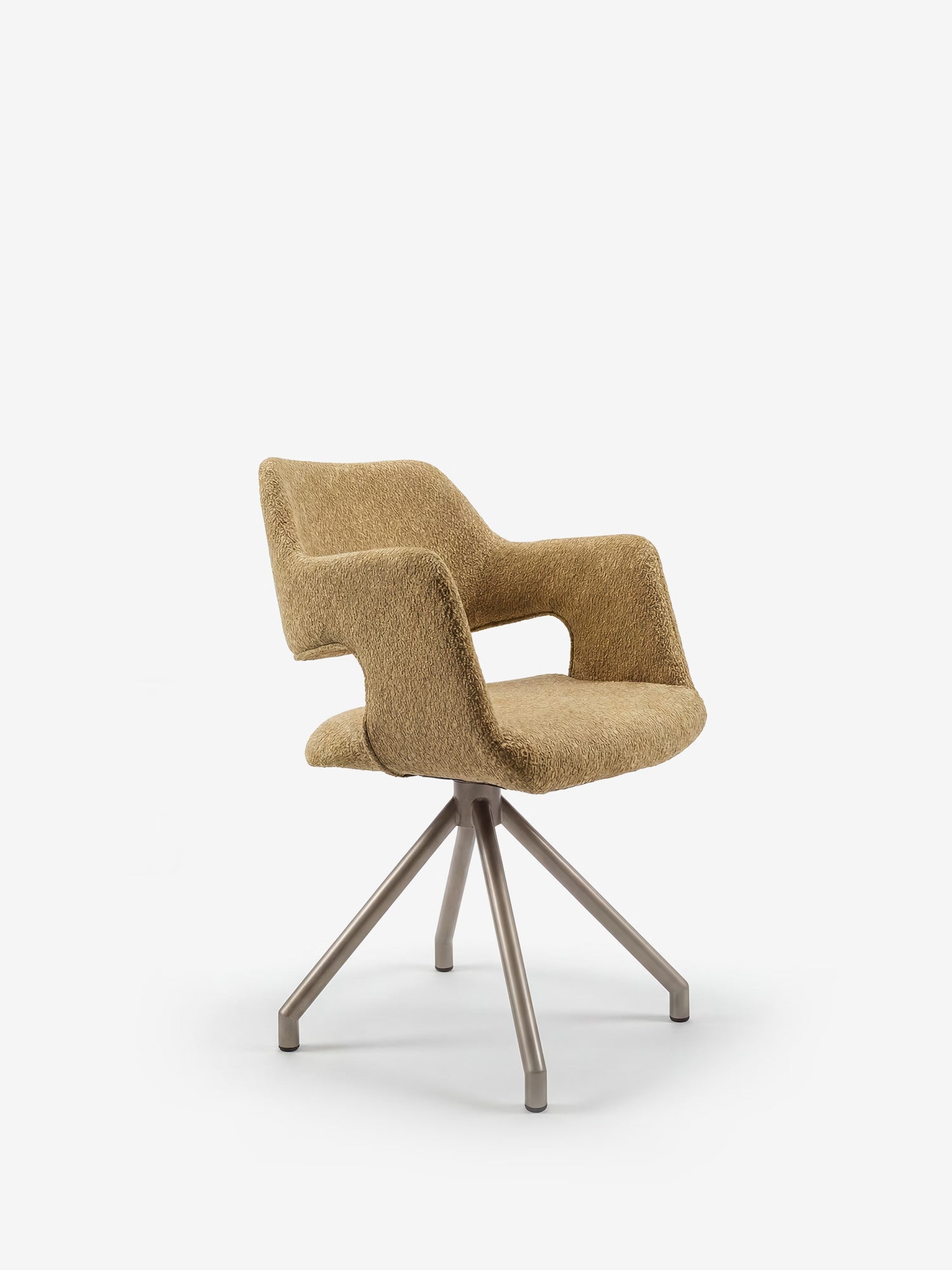 La Zefira di Divani.Store è una poltrona di design imbottita con braccioli, rivestita in tessuto effetto cotone beige e dotata di una base in metallo color champagne a quattro gambe inclinate.