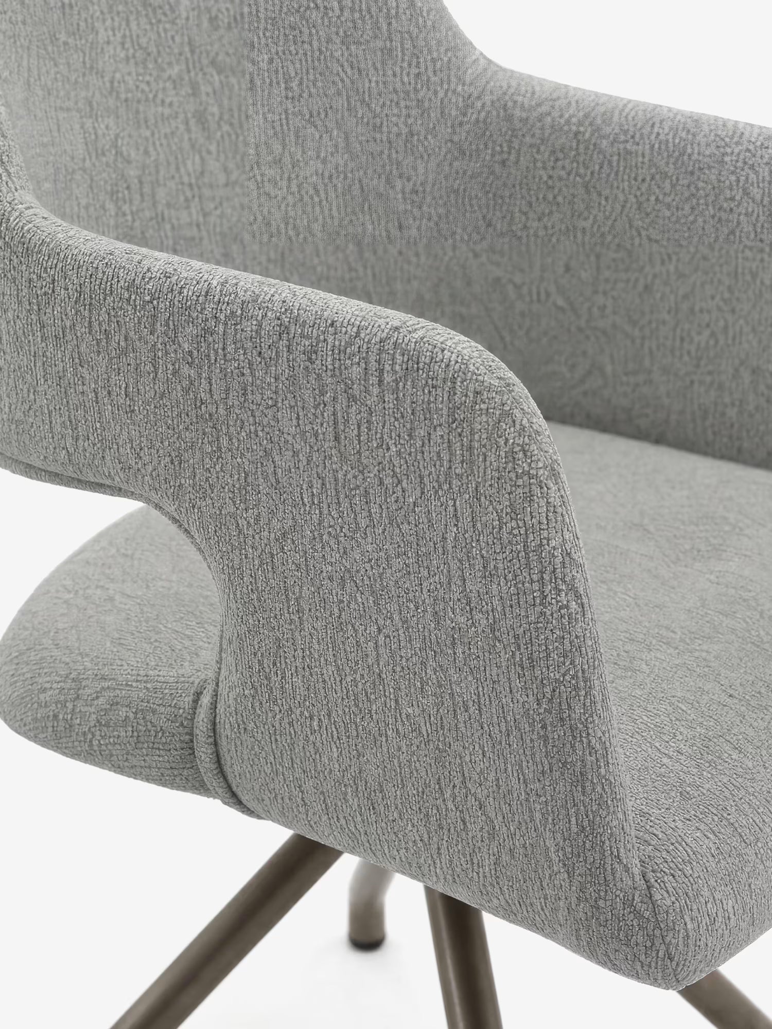Primo piano della sedia di design imbottita Zefira con braccioli di Divani.Store, realizzata in tessuto effetto cotone grigio chiaro a trama rigata, con braccioli ricurvi e gambe in metallo color champagne, raffigurata su uno sfondo bianco.
