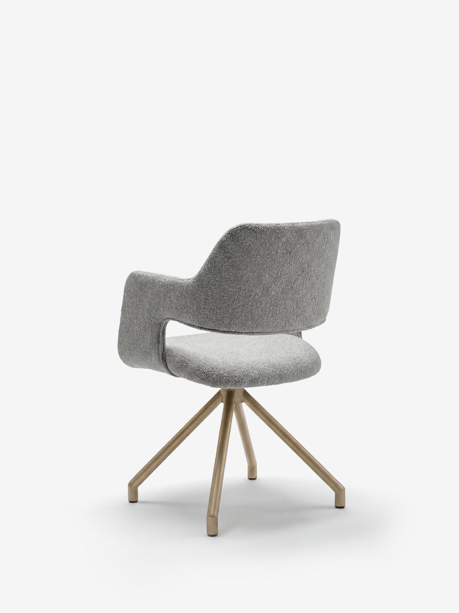 La sedia imbottita di design Zefira con braccioli di Divani.Store, realizzata in tessuto effetto cotone e con base in metallo color champagne, presenta una silhouette moderna che risalta su uno sfondo bianco a tinta unita.