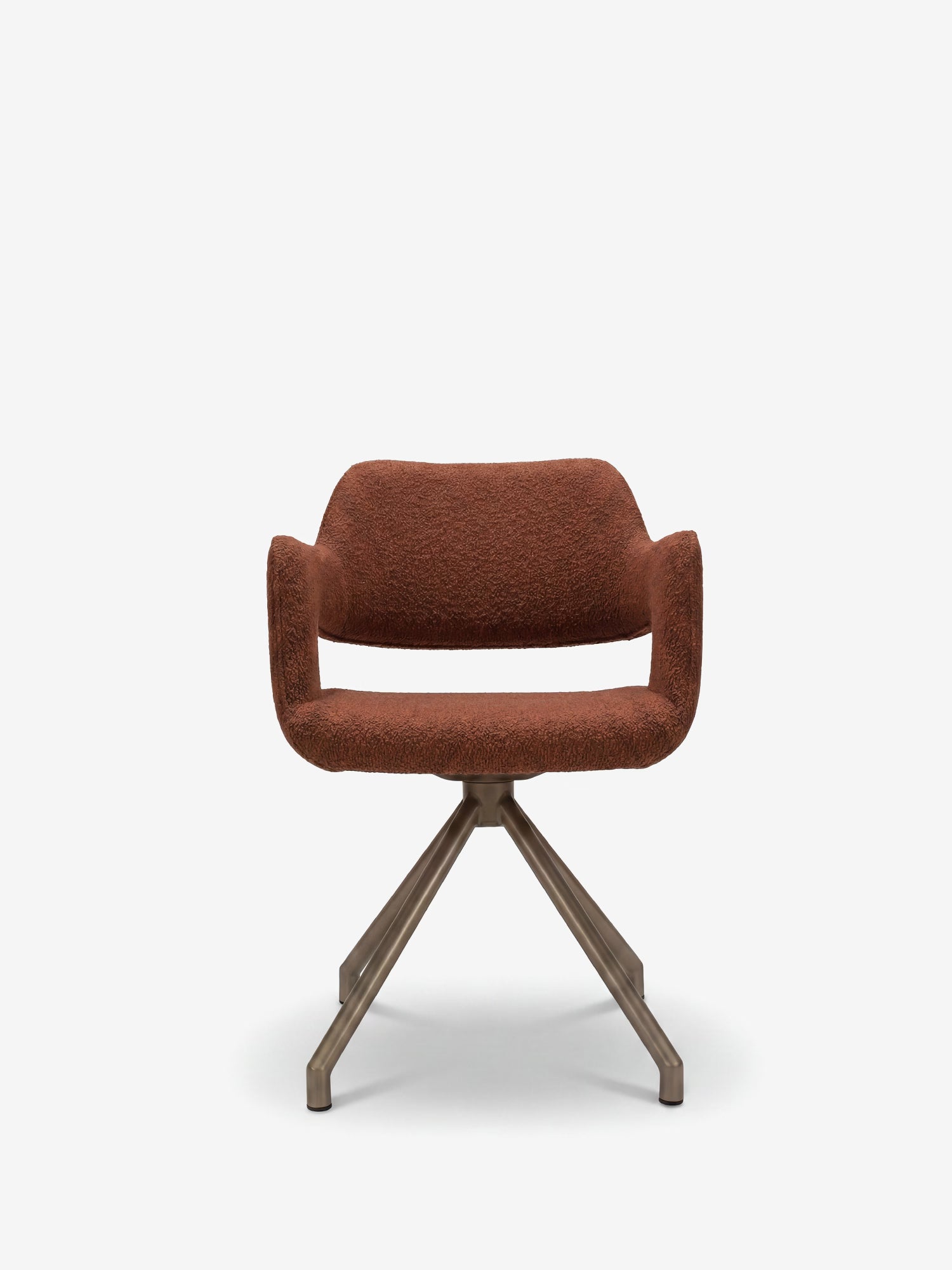 La Zefira di Divani.Store è una poltrona di design imbottita con braccioli, rivestita in tessuto effetto cotone color ruggine, caratterizzata da un’apertura tra seduta e schienale e da una base in metallo color champagne con gambe inclinate.