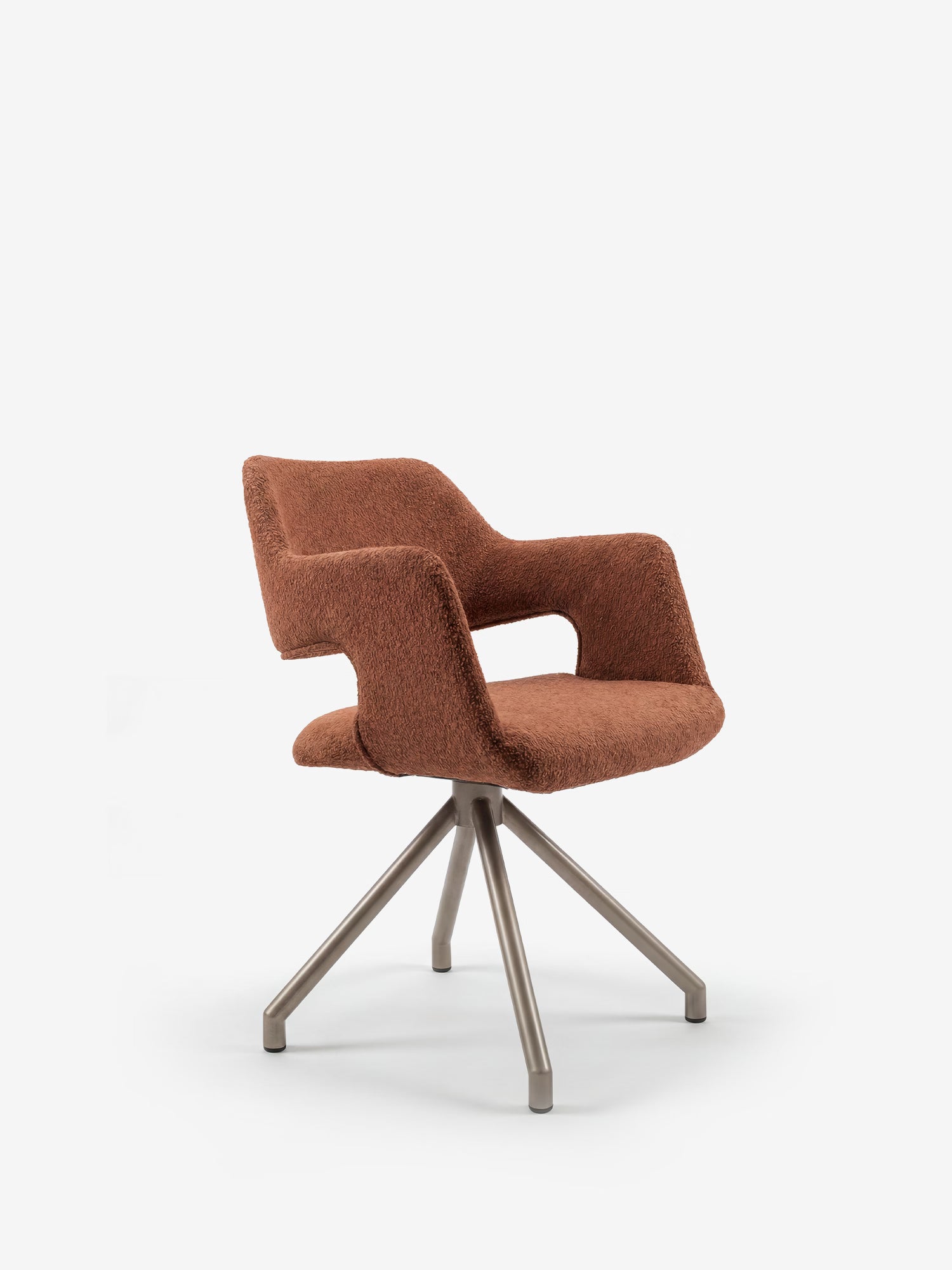 La poltrona imbottita di design Zefira con braccioli di Divani.Store è caratterizzata da un tessuto con effetto cotone a trama, uno schienale curvo e un design aperto, con una distintiva base a quattro gambe in metallo color champagne, che risalta su uno sfondo bianco a tinta unita.