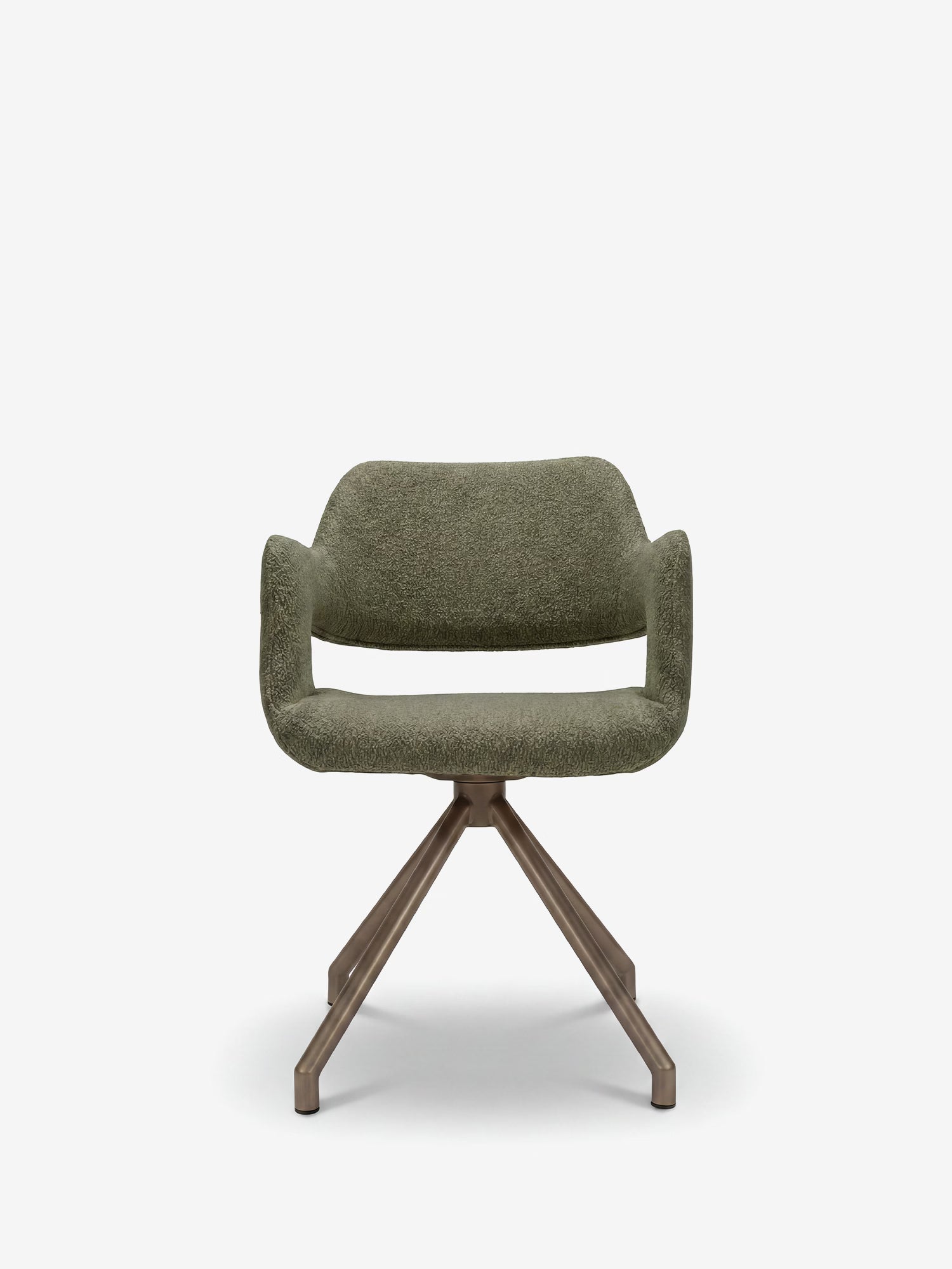La poltrona di design Zefira con braccioli di Divani.Store è realizzata in tessuto verde oliva effetto cotone, presenta braccioli avvolgenti e una seduta arrotondata su un'esclusiva base in metallo color champagne con quattro gambe inclinate, raffigurata su uno sfondo bianco a tinta unita.