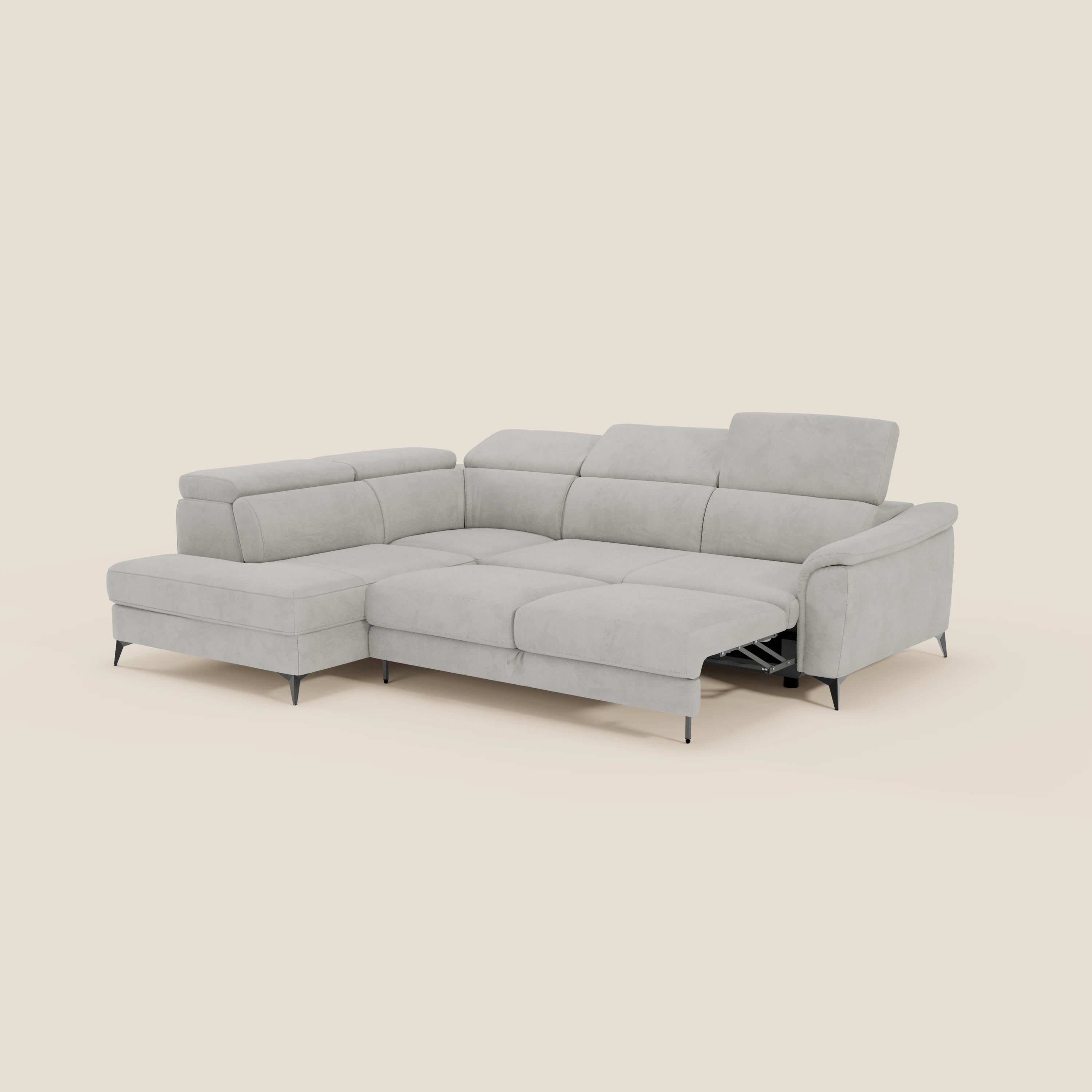 Arcos Divano angolare di Divani.Store è caratterizzato da alte gambe in metallo, poggiatesta reclinabili, una chaise longue estraibile a sinistra, una seduta relax elettrica a destra e microfibra impermeabile T11 grigio chiaro. Su uno sfondo beige semplice.