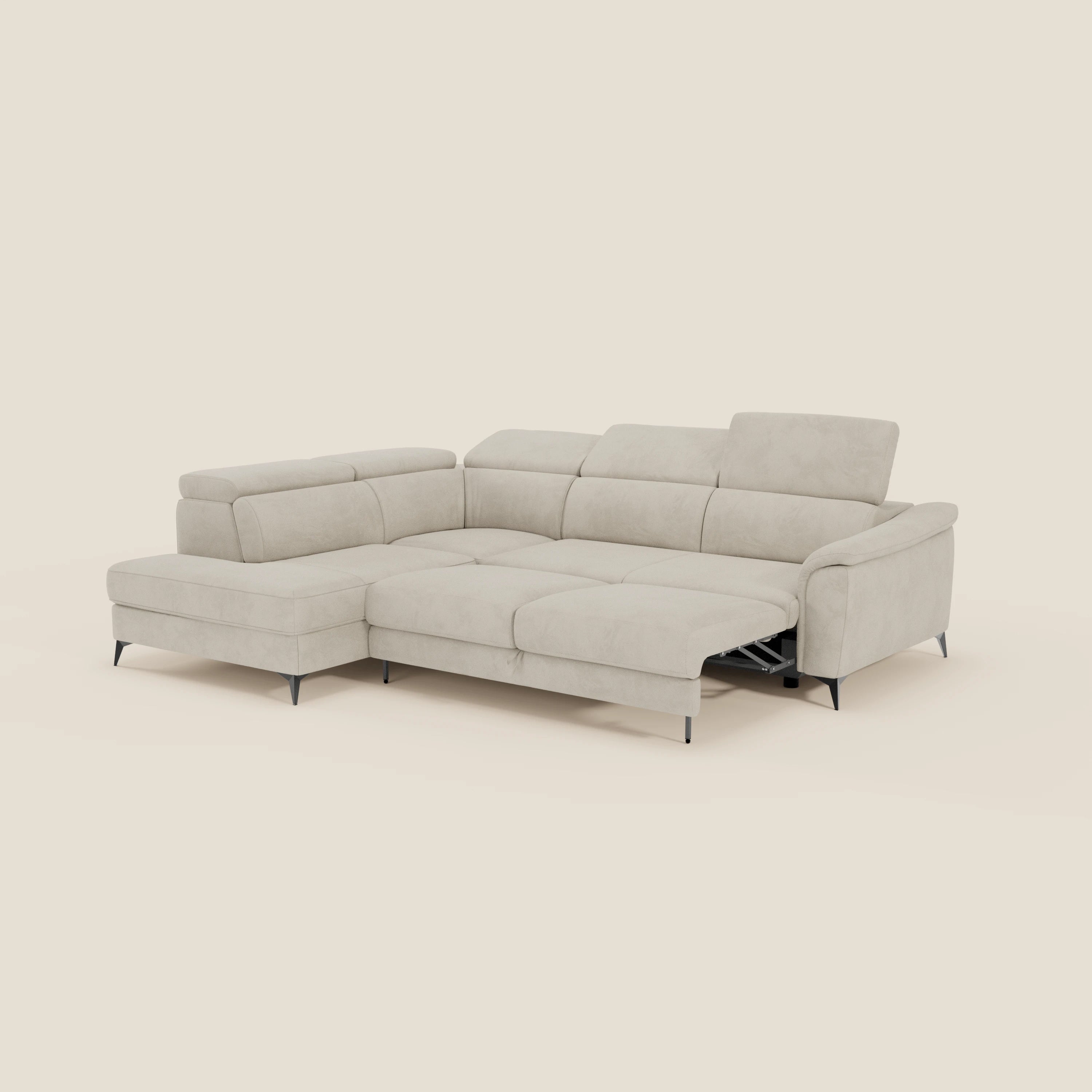 Arcos Divano angolare di Divani.Store è caratterizzato da alte gambe in metallo, poggiatesta reclinabili, chaise longue estraibile e meccanismo relax elettrico. Rivestito in microfibra panna impermeabile T11, risalta su uno sfondo chiaro.