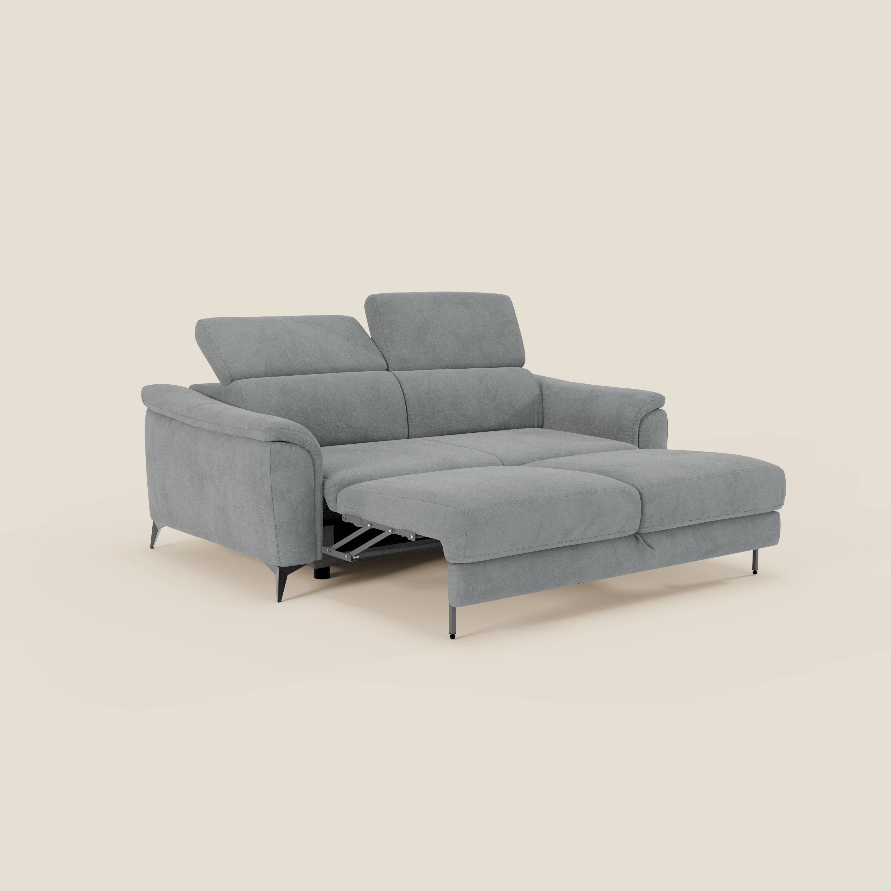 Arcos Divano 3 posti di Divani.Store è caratterizzato da alte gambe in metallo, poggiatesta reclinabili e una poltrona estraibile in microfibra impermeabile T11 grigia, il tutto in un design moderno e minimalista su uno sfondo beige.