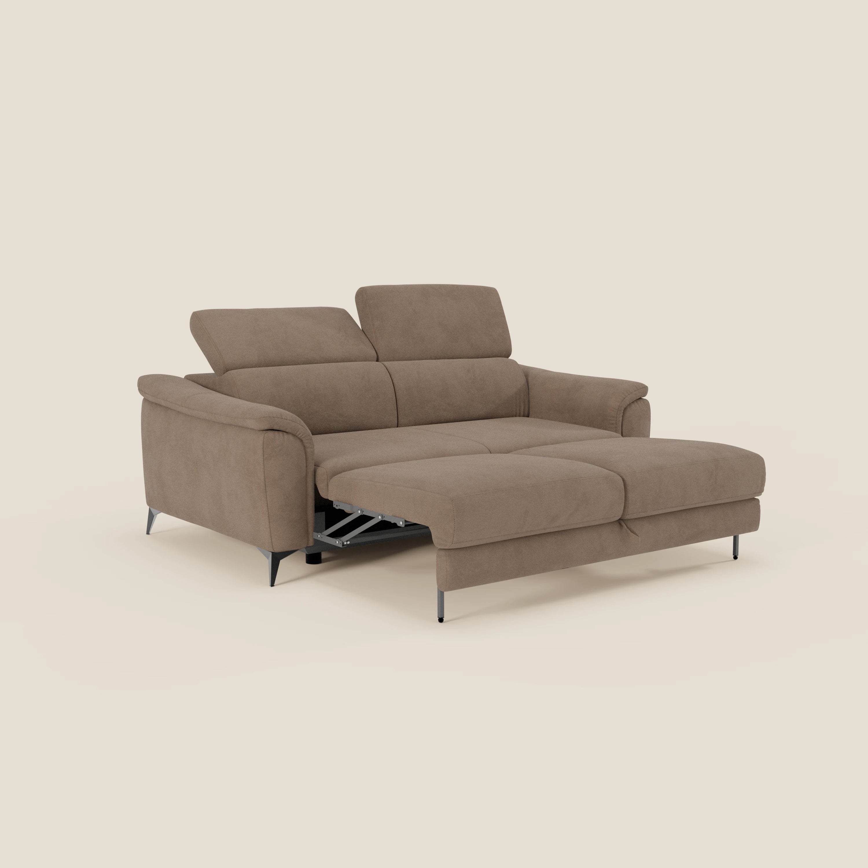 Arcos Divano 3 posti di Divani.Store è caratterizzato da gambe metalliche ad angolo alto, poggiatesta regolabili e letto estraibile in microfibra impermeabile T11 marrone chiaro, presentato con una chaise longue allungata su uno sfondo beige neutro.