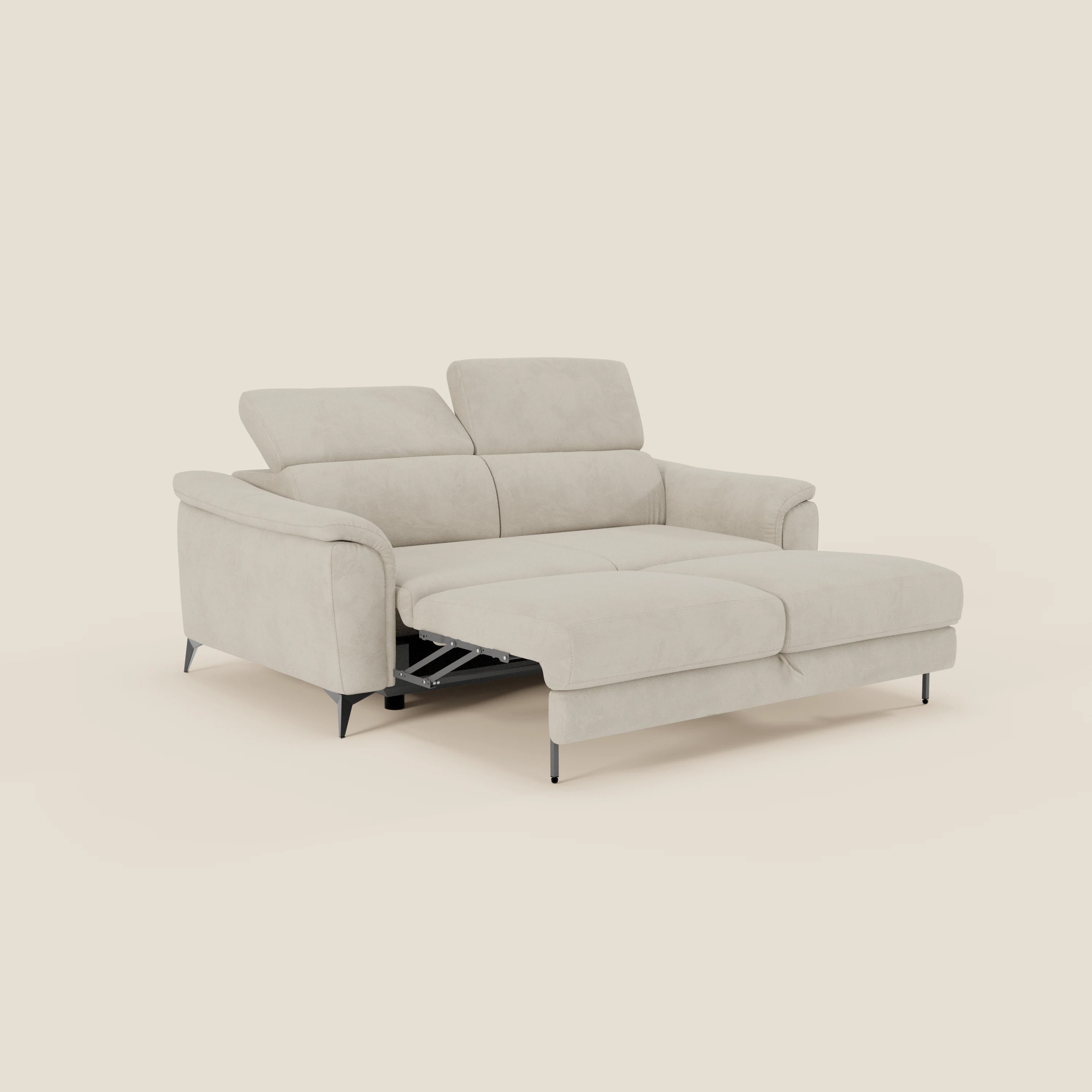 Arcos Divano 3 posti di Divani.Store è caratterizzato da gambe alte, poggiatesta regolabili e dormeuse estraibili in microfibra panna T11 resistente all'acqua.