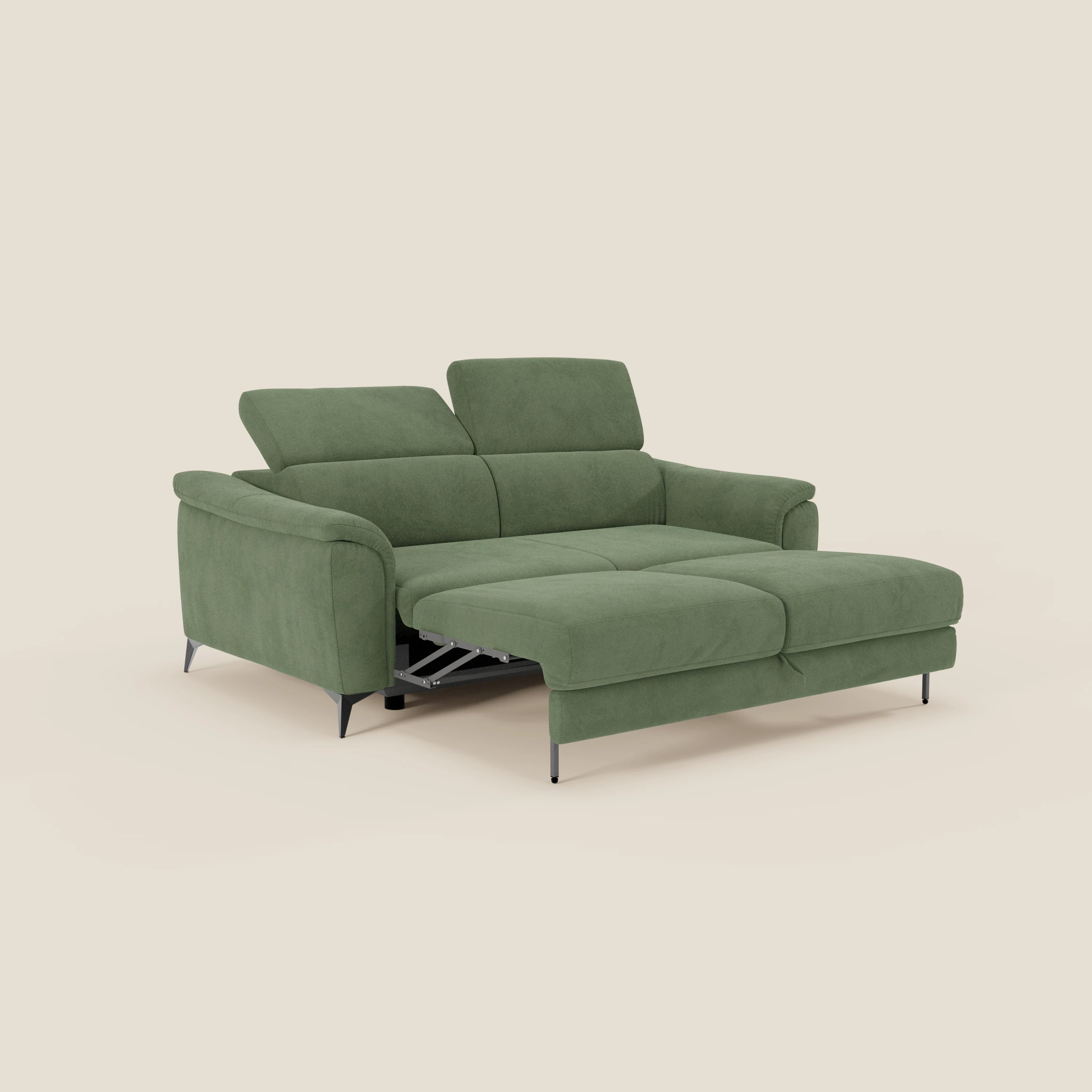 Arcos Divano 3 posti di Divani.Store è caratterizzato da alte gambe nere, poggiatesta reclinabili e una chaise longue in microfibra impermeabile verde T11, con cuscini in felpa su uno sfondo bianco sporco.