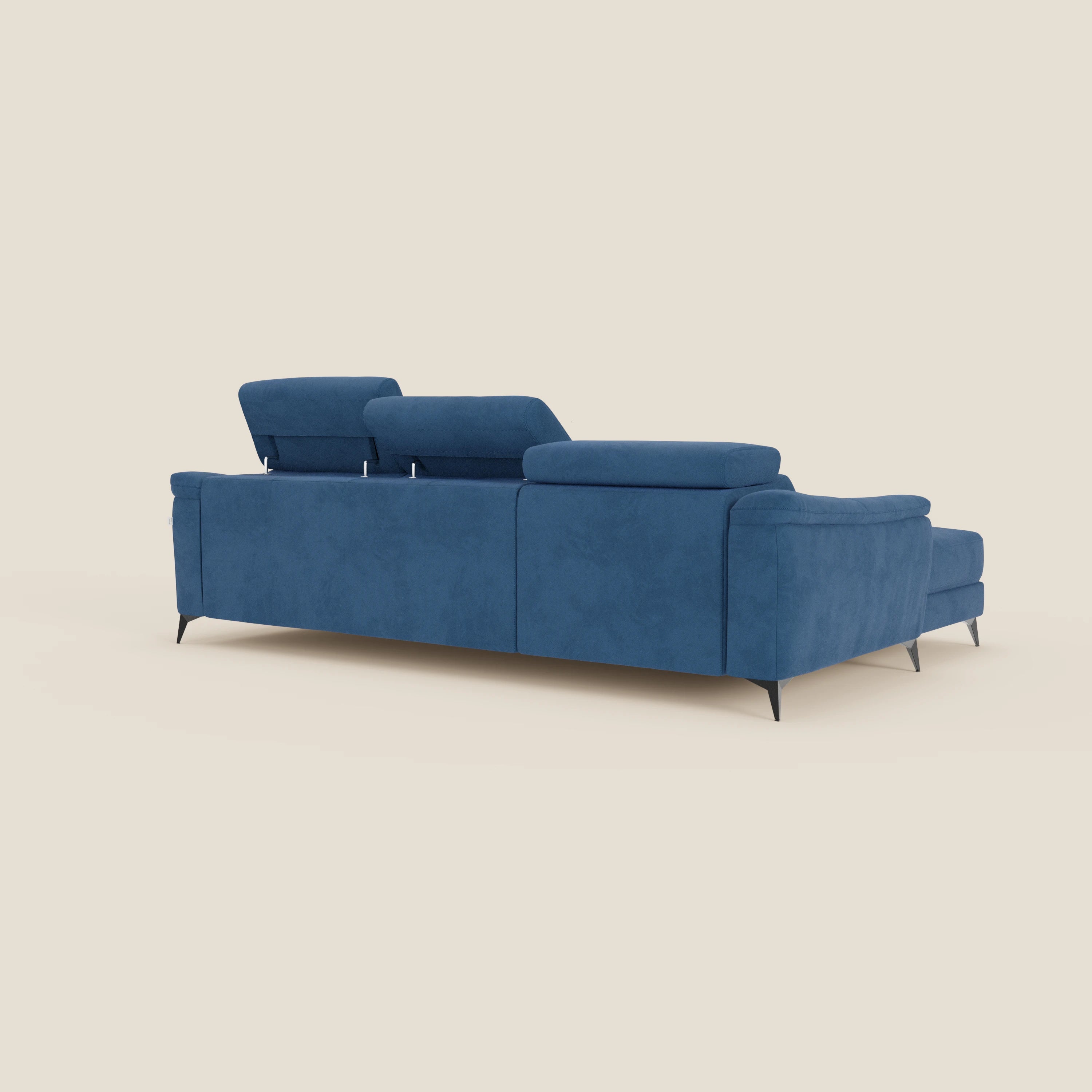 Arcos Divano con penisola di Divani.Store, visto di spalle e di lato, è caratterizzato da gambe alte, poggiatesta reclinabili, rivestimento in microfibra impermeabile blu T11 e linee eleganti su uno sfondo beige chiaro.