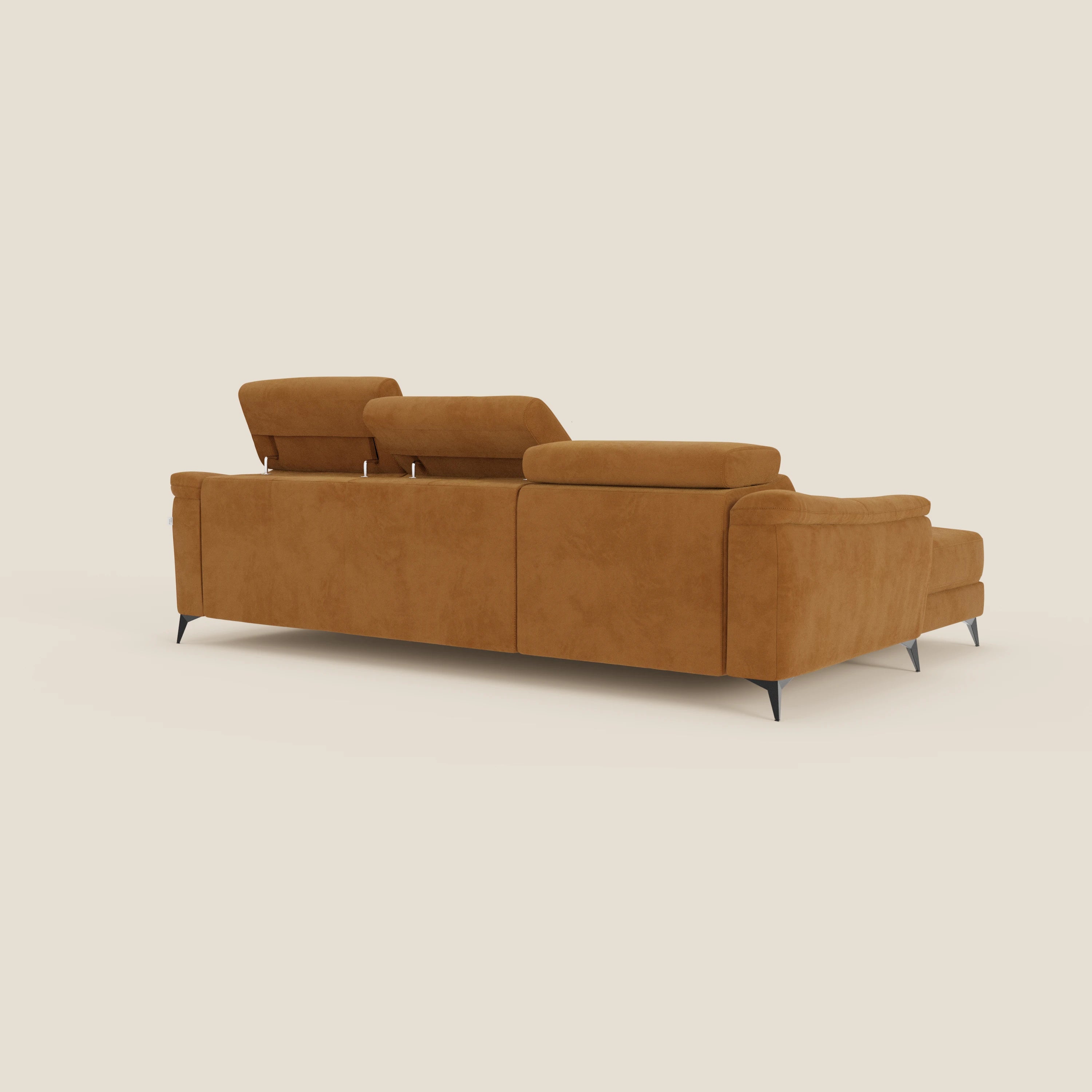 L'Arcos Divano con penisola di Divani.Store, mostrato dal retro su sfondo beige, è caratterizzato da poggiatesta regolabili, sottili gambe in metallo nero e microfibra T11 cuoio facile da pulire per un look moderno e minimalista.