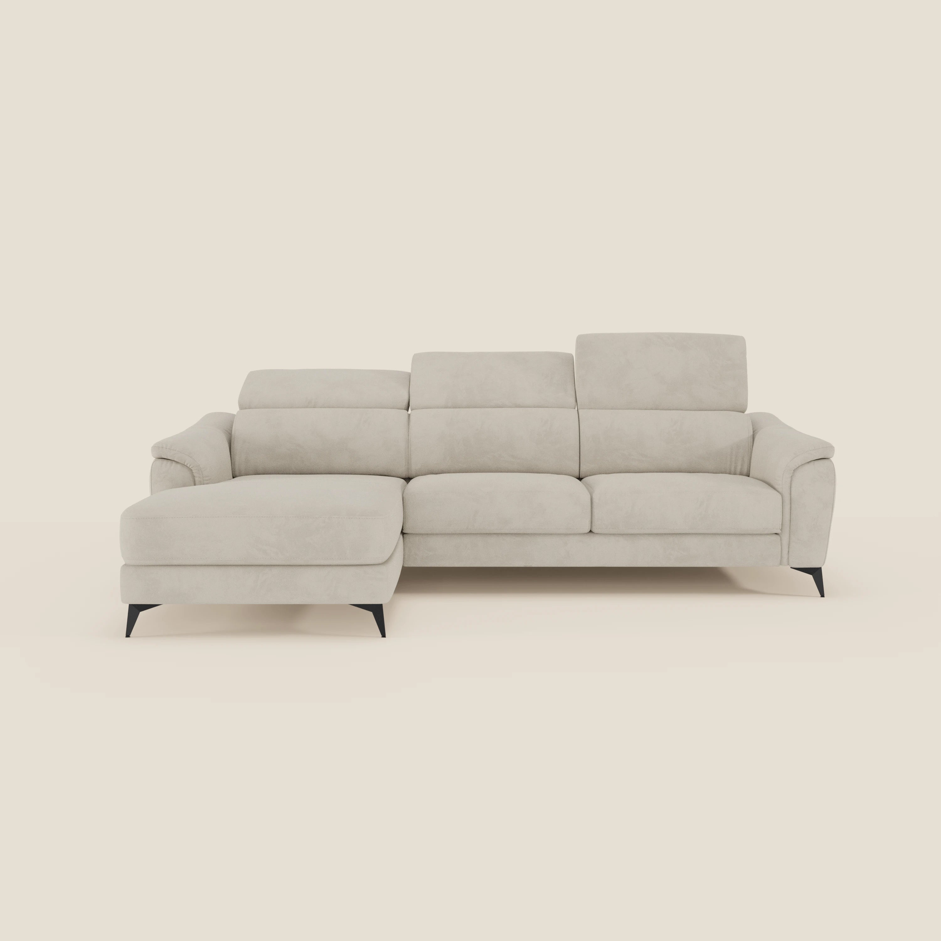 Arcos Divano con penisola di Divani.Store in microfibra impermeabile T11 panna, poggiatesta reclinabili, seduta estraibile e piedini neri alti. La penisola è a sinistra e lo sfondo è bianco sporco uniforme.