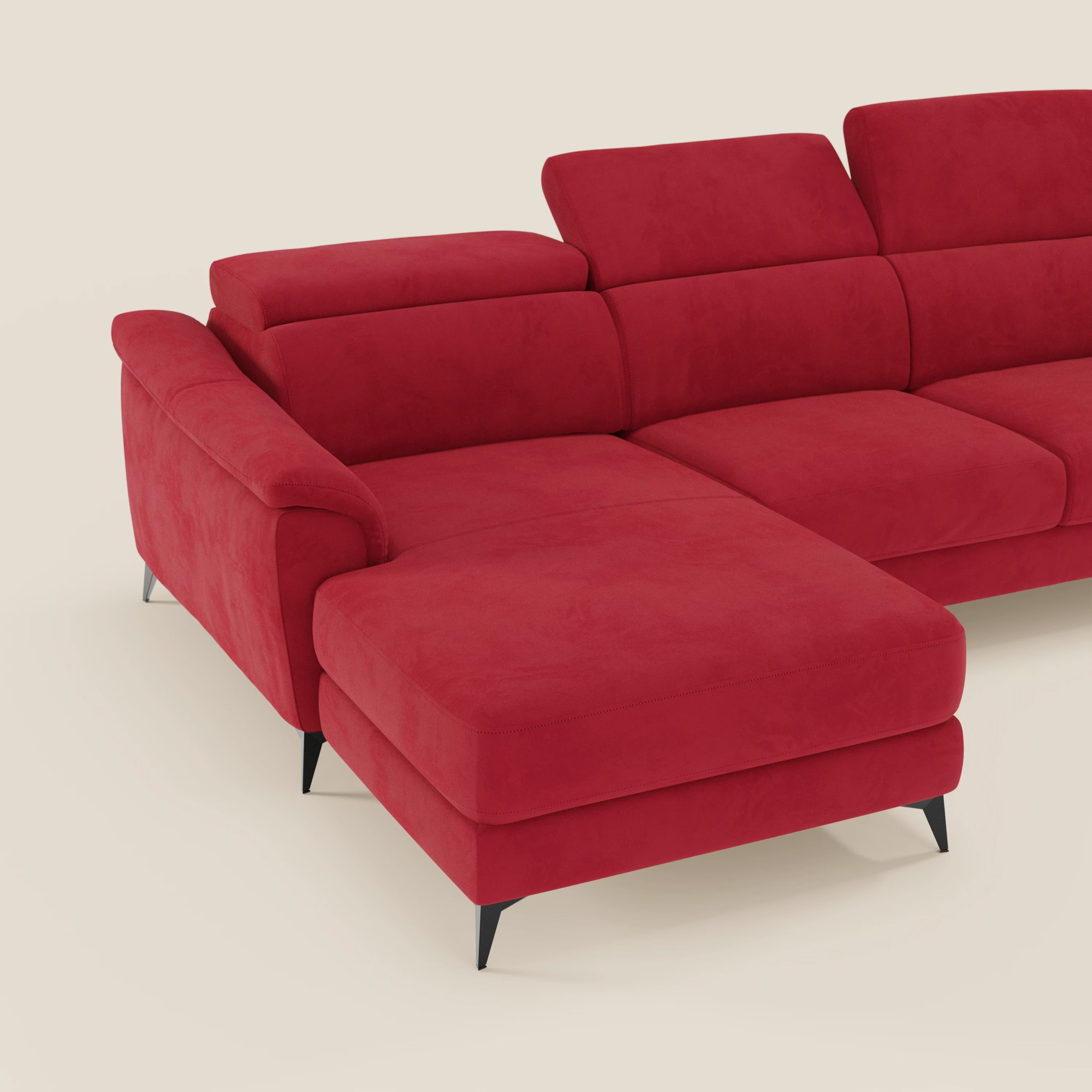 Arcos Divano con penisola di Divani.Store è caratterizzato da alte gambe nere, poggiatesta reclinabili, morbida imbottitura e chaise longue in microfibra impermeabile T11 rosso vivo, su uno sfondo crema chiaro.