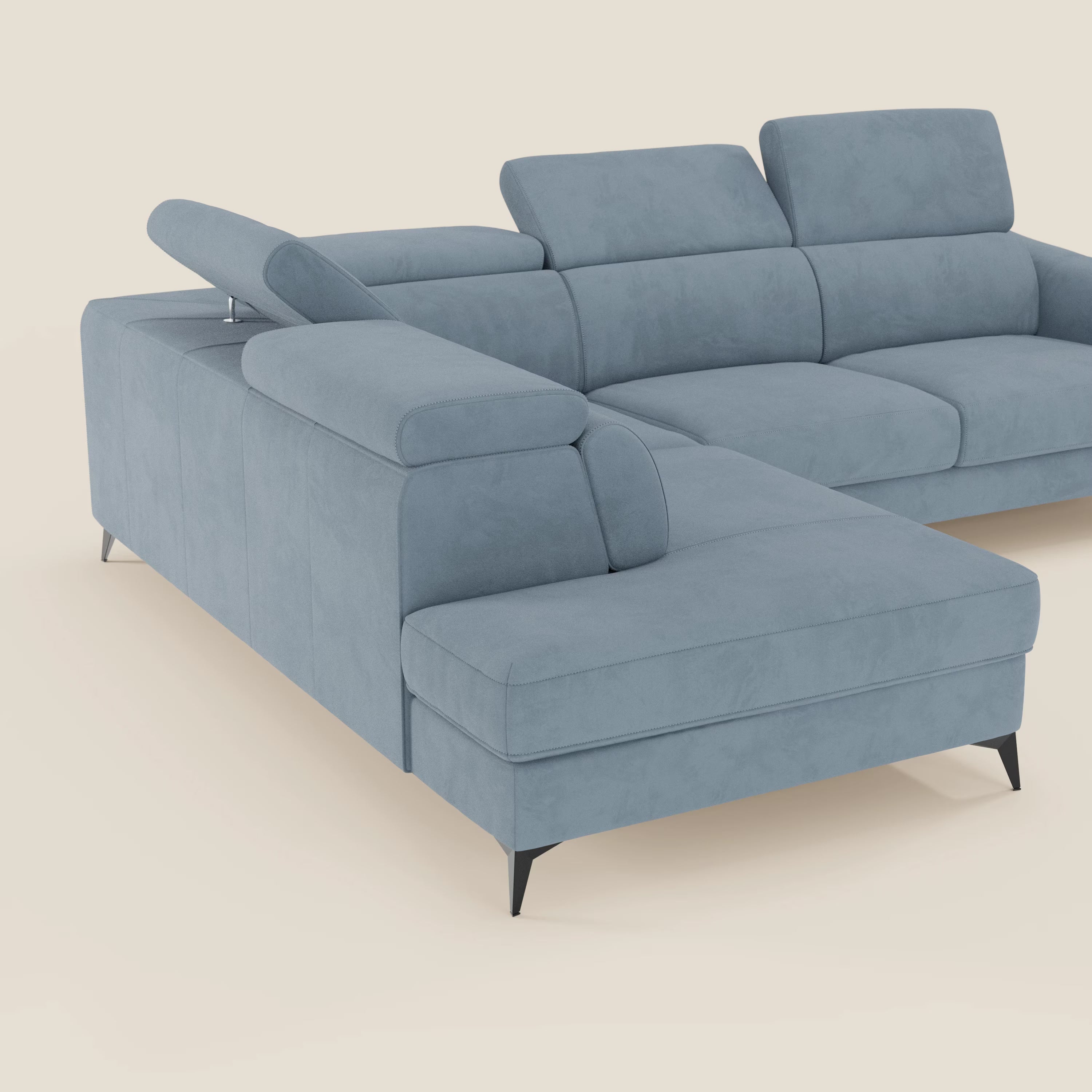 Arcos Divano angolare di Divani.Store è caratterizzato da alte gambe nere, tre poggiatesta reclinabili e un unico bracciolo rialzato. Rivestito in microfibra impermeabile T11 carta da zucchero, è presentato su uno sfondo beige chiaro.