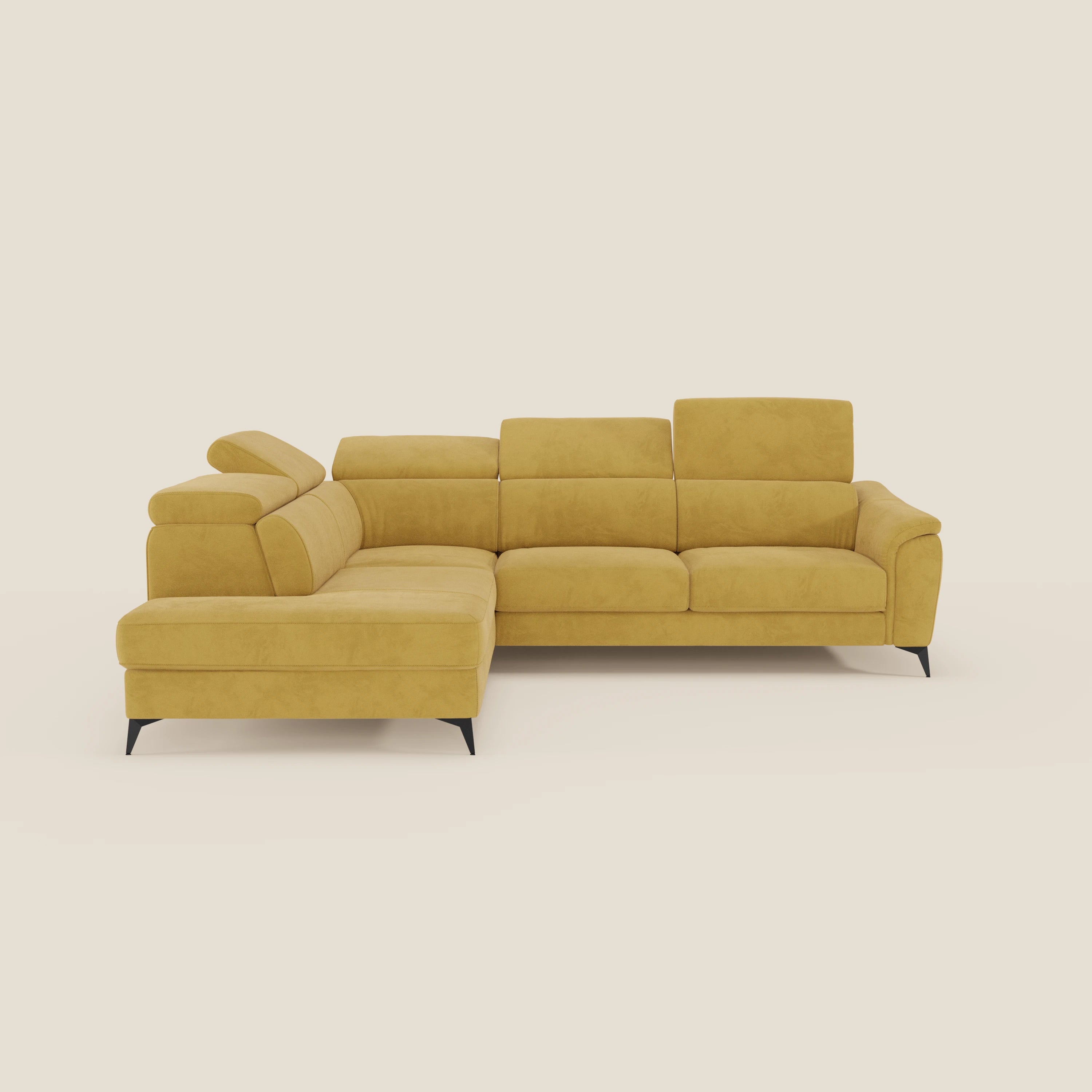 Il divano angolare Arcos di Divani.Store è caratterizzato da alte gambe nere, poggiatesta regolabili e rivestimento in microfibra impermeabile T11 giallo, su sfondo beige chiaro.