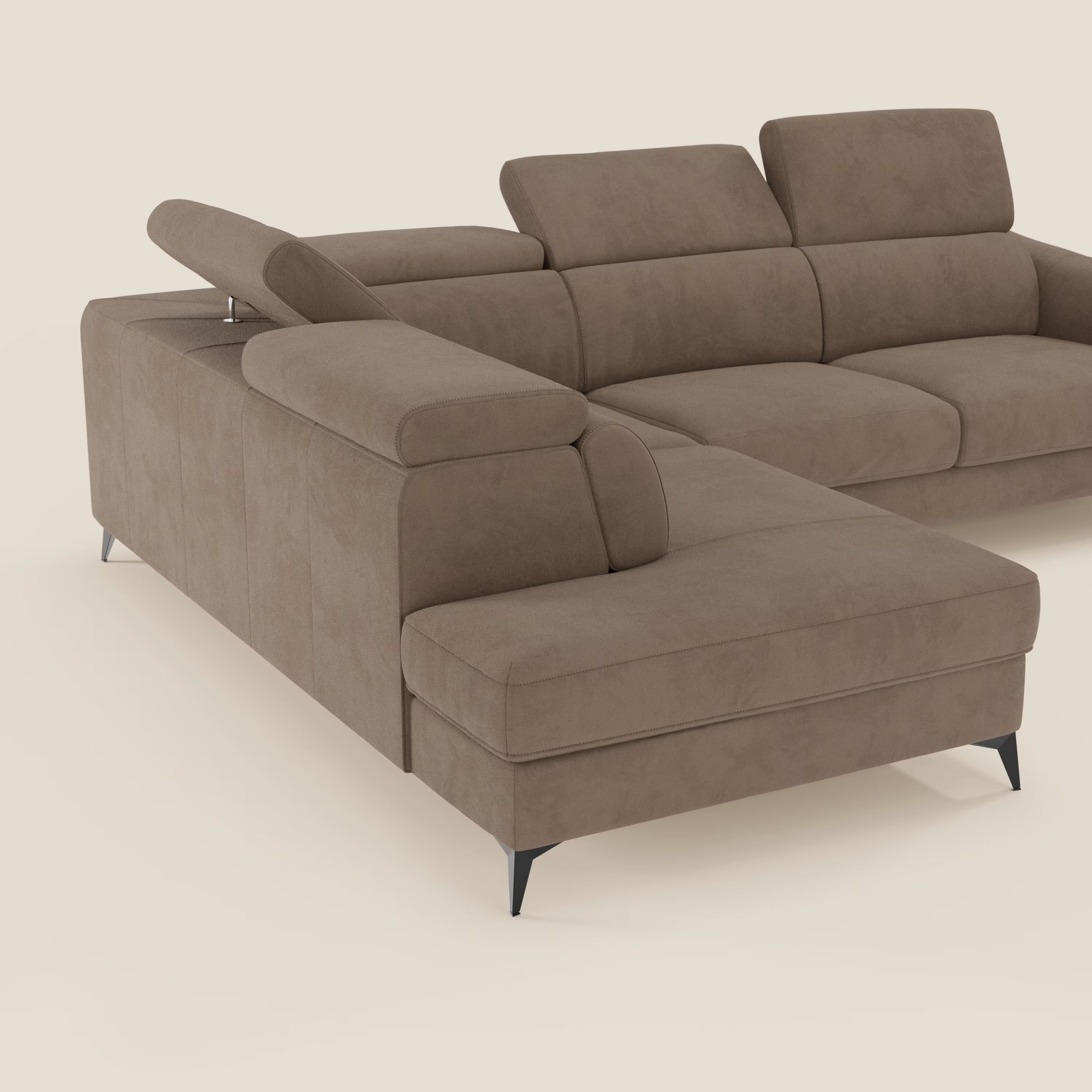 Arcos Divano angolare di Divani.Store vanta poggiatesta regolabili, alte gambe nere e cuscini in microfibra impermeabile marrone T11, con linee pulite e un look moderno su uno sfondo beige chiaro.