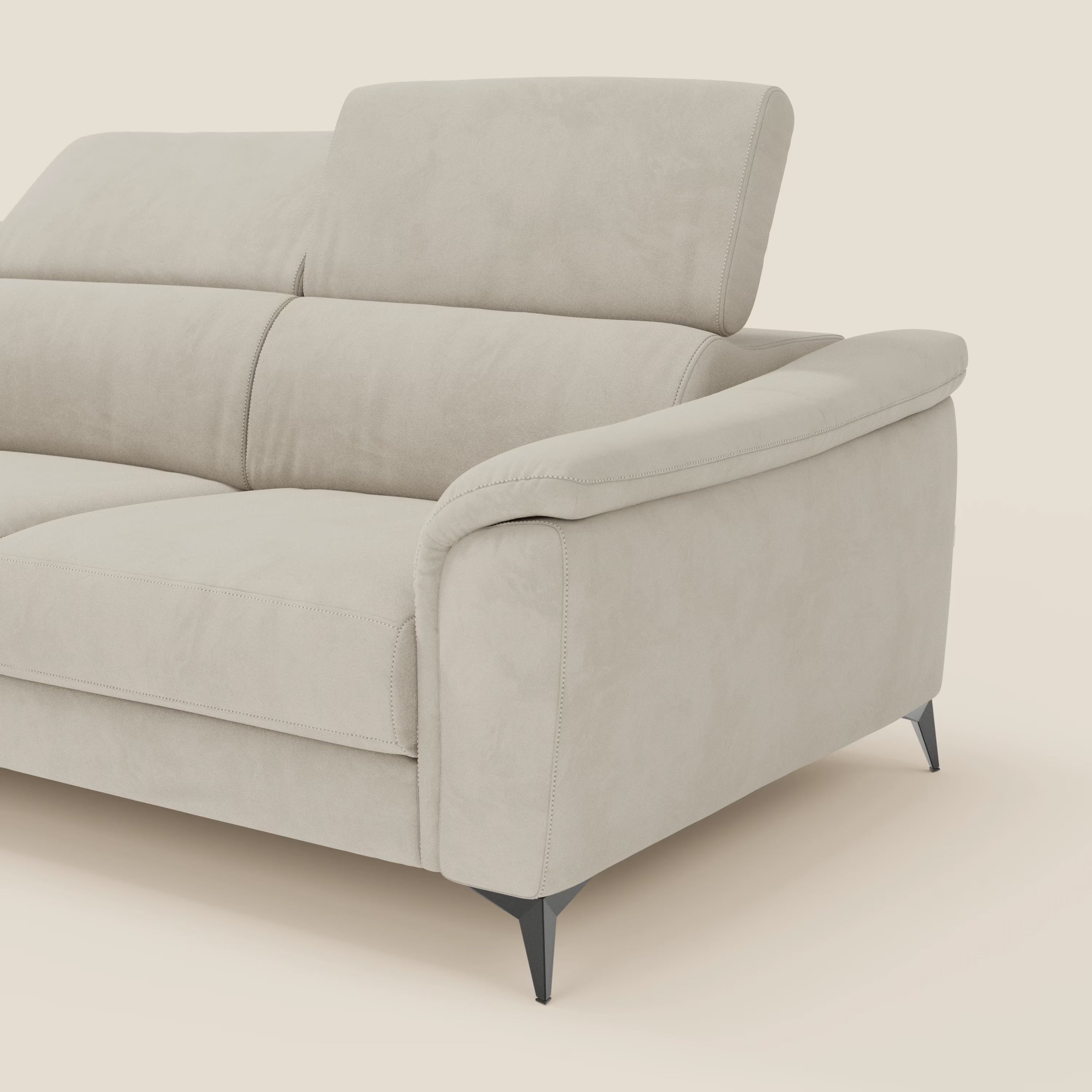 Arcos Divano angolare di Divani.Store è caratterizzato da microfibra impermeabile beige chiaro (T11 panna), gambe alte, ampi braccioli imbottiti, poggiatesta regolabili, meccanismo relax elettrico e sedute morbide per un comfort moderno.