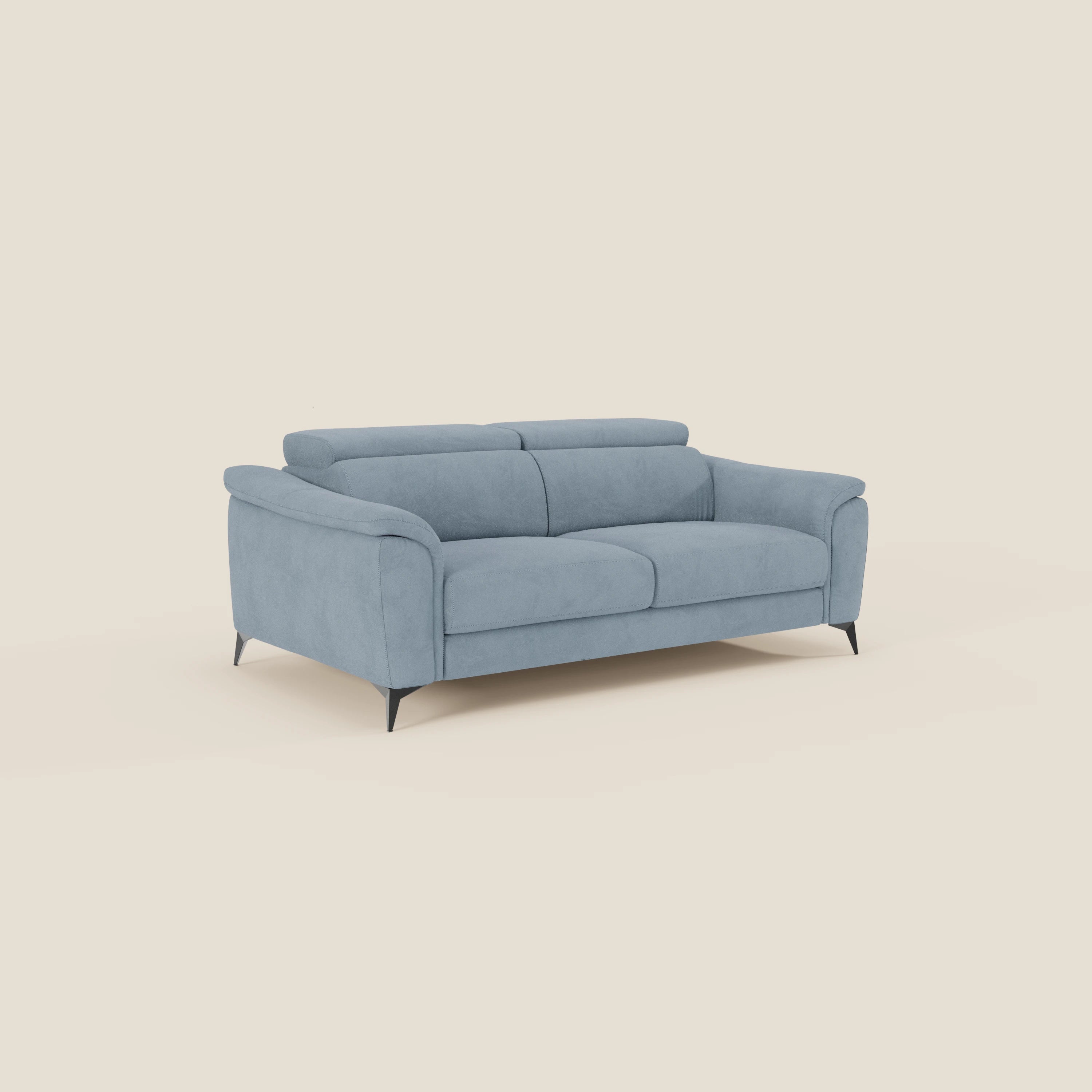 Arcos Divano 3 posti di Divani.Store è caratterizzato da gambe alte, poggiatesta reclinabili e microfibra impermeabile T11 carta da zucchero, che fonde stile moderno e comfort su uno sfondo beige.