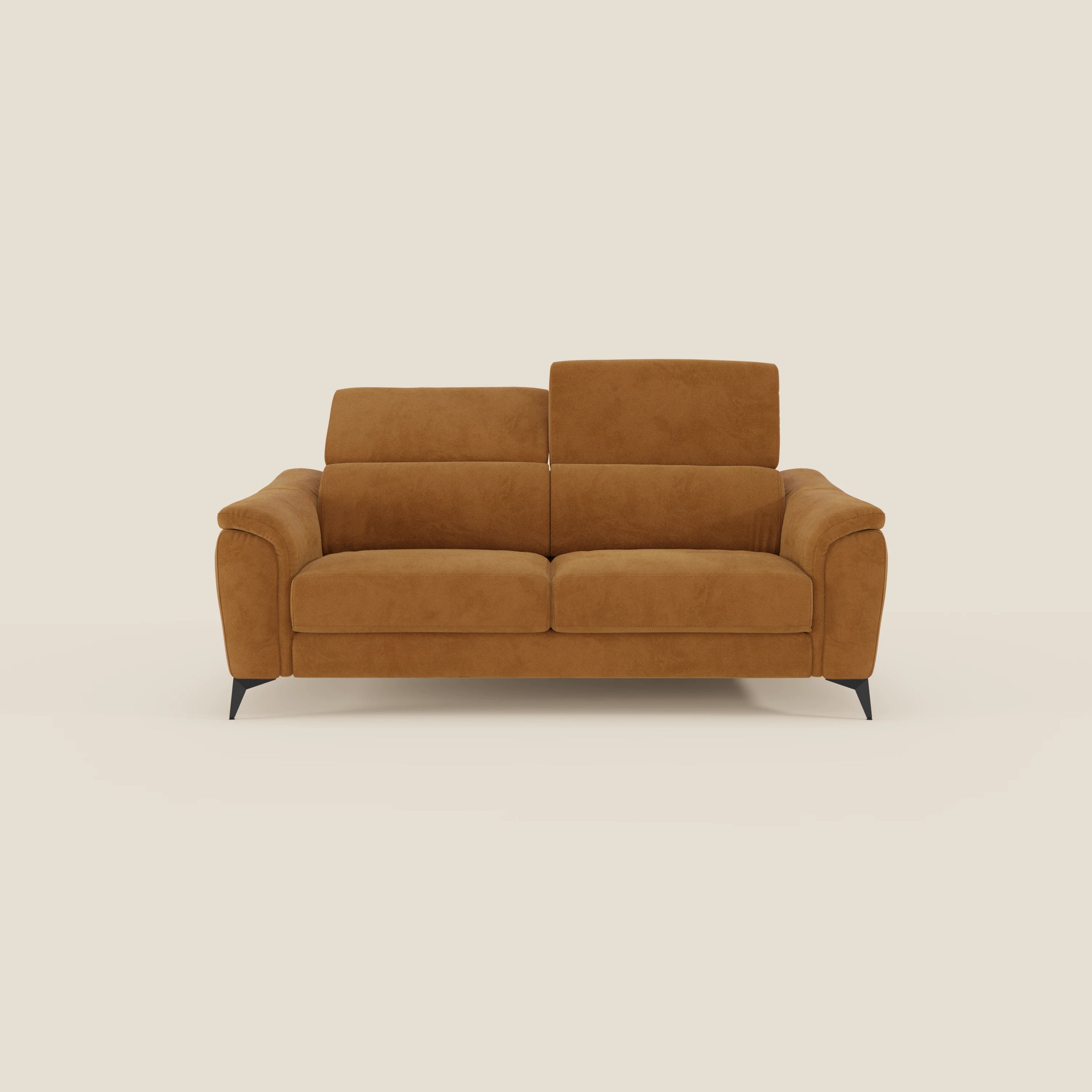 Arcos Divano 3 posti di Divani.Store è caratterizzato da gambe alte, due poggiatesta regolabili e cuscini in microfibra impermeabile T11 cuoio. Questo moderno divano marrone si staglia su un semplice sfondo bianco sporco.