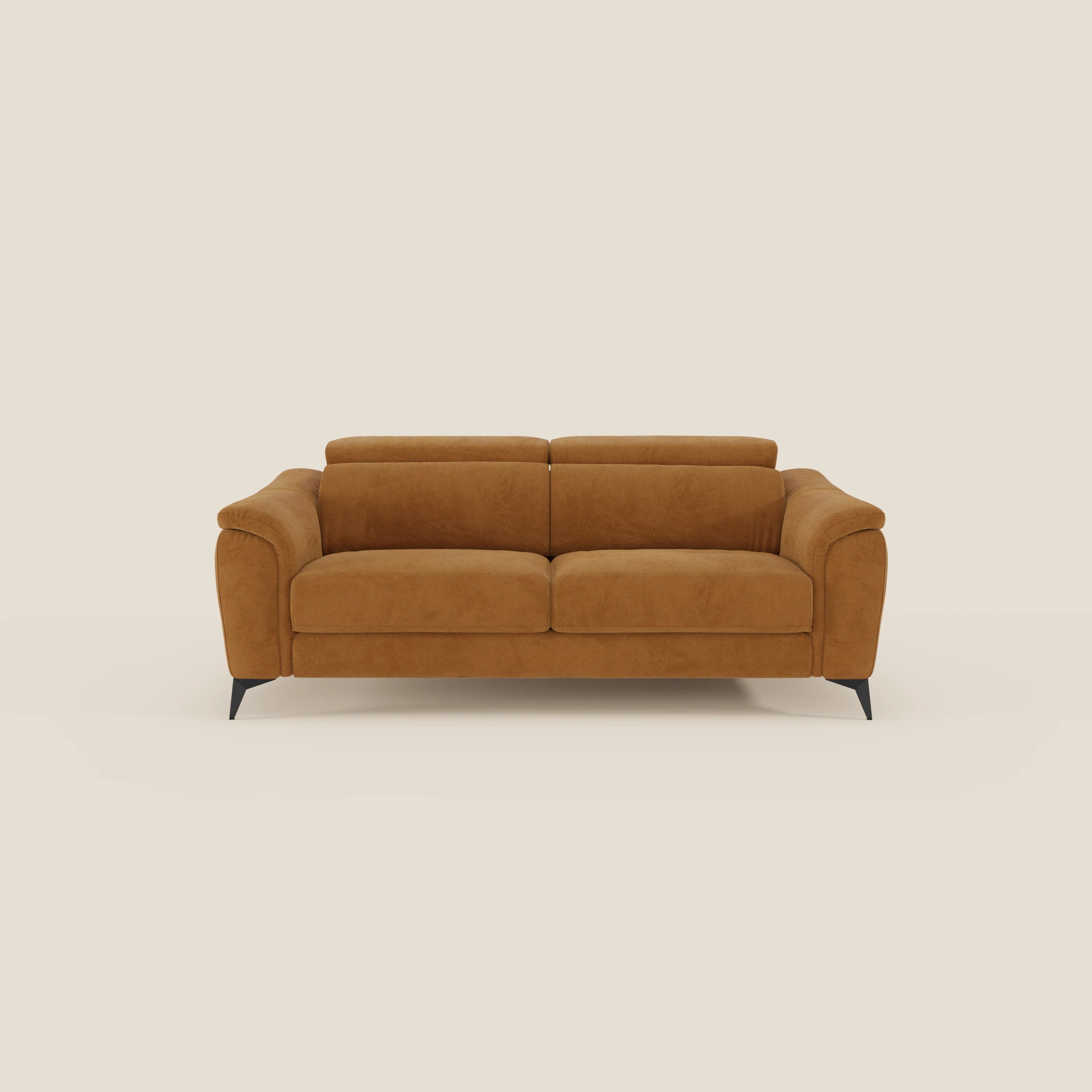 Arcos Divano 3 posti di Divani.Store è caratterizzato da gambe alte, poggiatesta reclinabili e rivestimento in microfibra impermeabile T11 cuoio dal design moderno, su sfondo beige neutro.