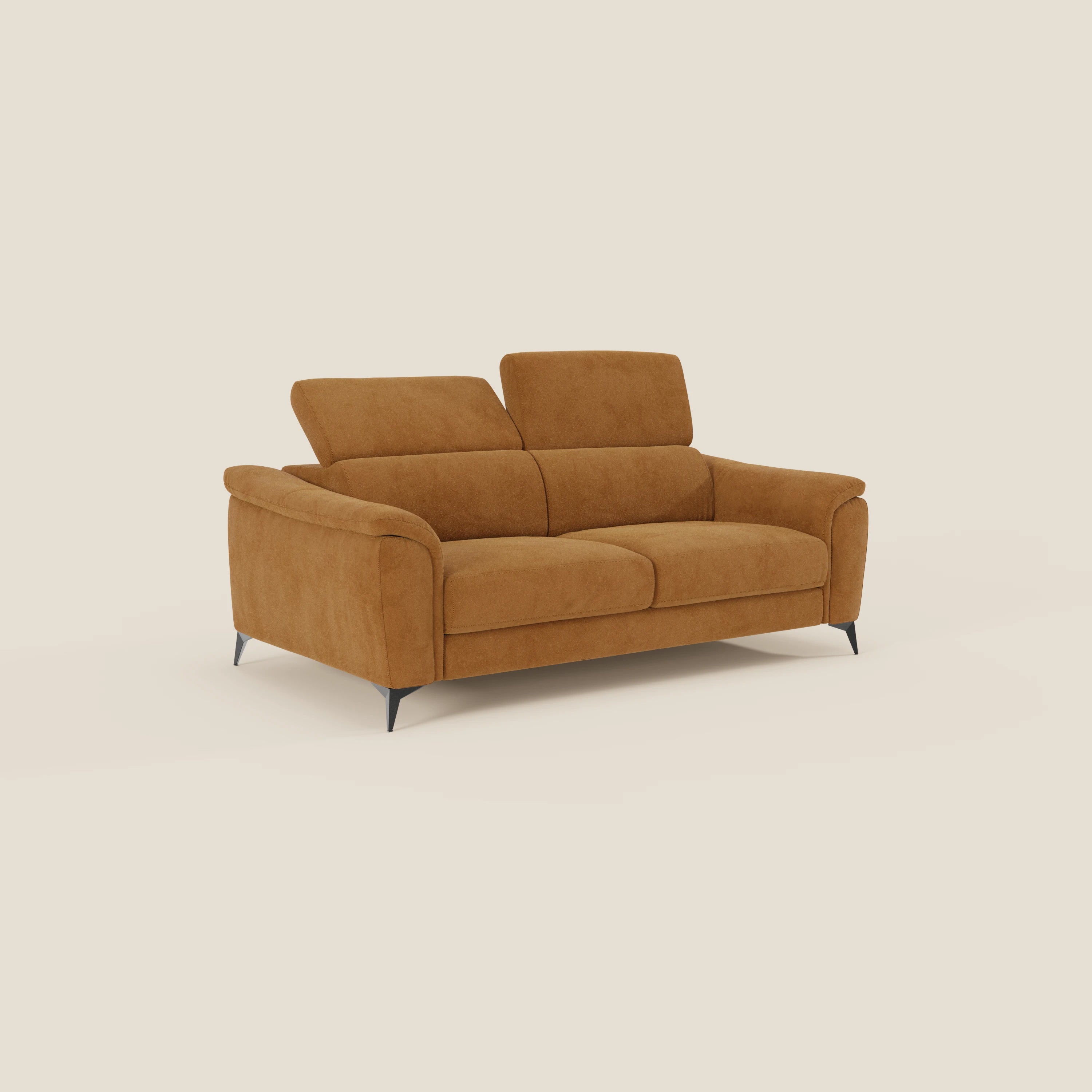 Arcos Divano 3 posti di Divani.Store è caratterizzato da gambe alte, poggiatesta reclinabili e microfibra impermeabile T11 cuoio. Il suo design elegante in un ricco marrone caramello si distingue per i due schienali e i braccioli angolati.