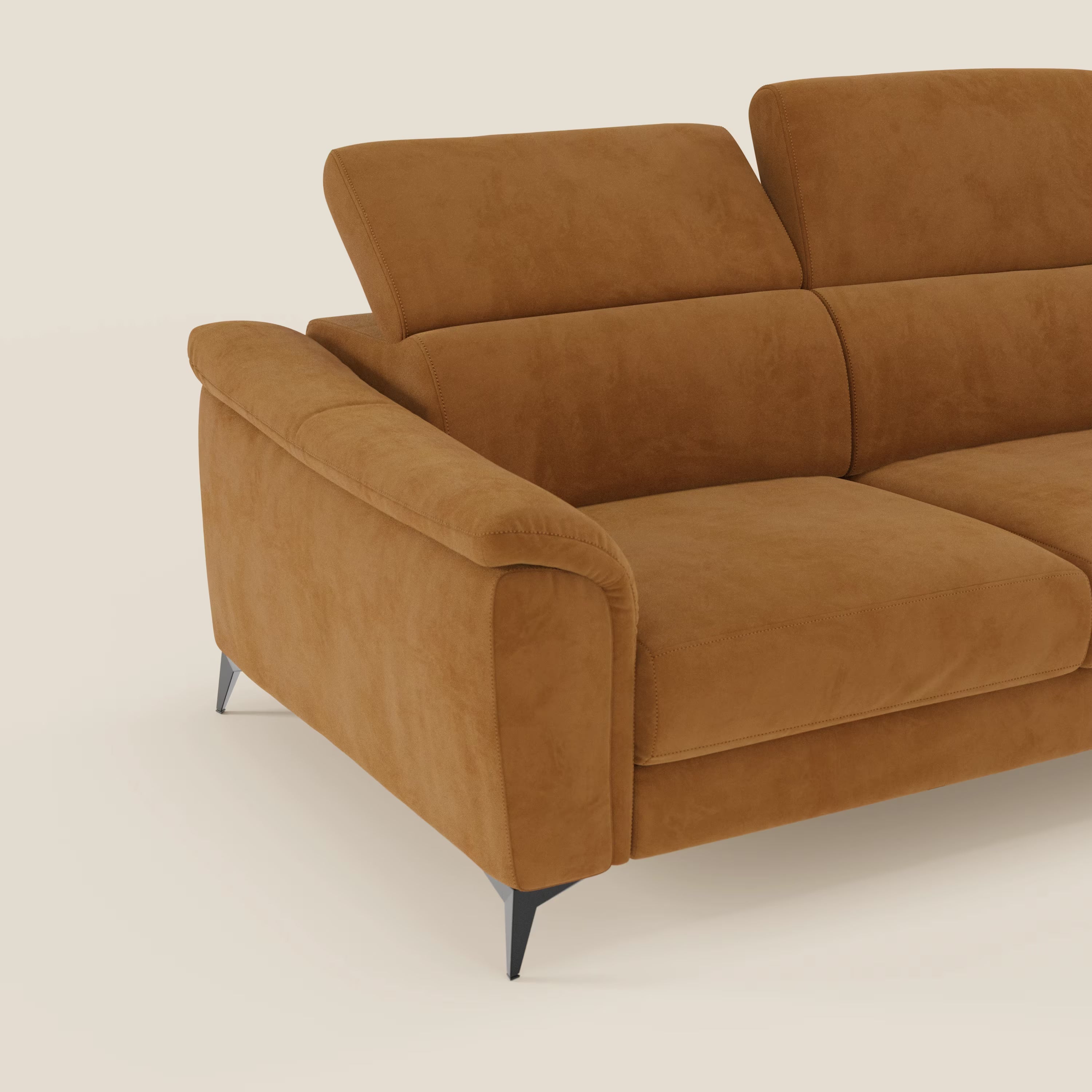 L'Arcos Divano 3 posti di Divani.Store, mostrato parzialmente, è caratterizzato da microfibra impermeabile color caramello T11 cuoio, cuscini morbidi, gambe alte e angolate, schienale sinistro eretto e lato destro reclinato su uno sfondo beige chiaro.