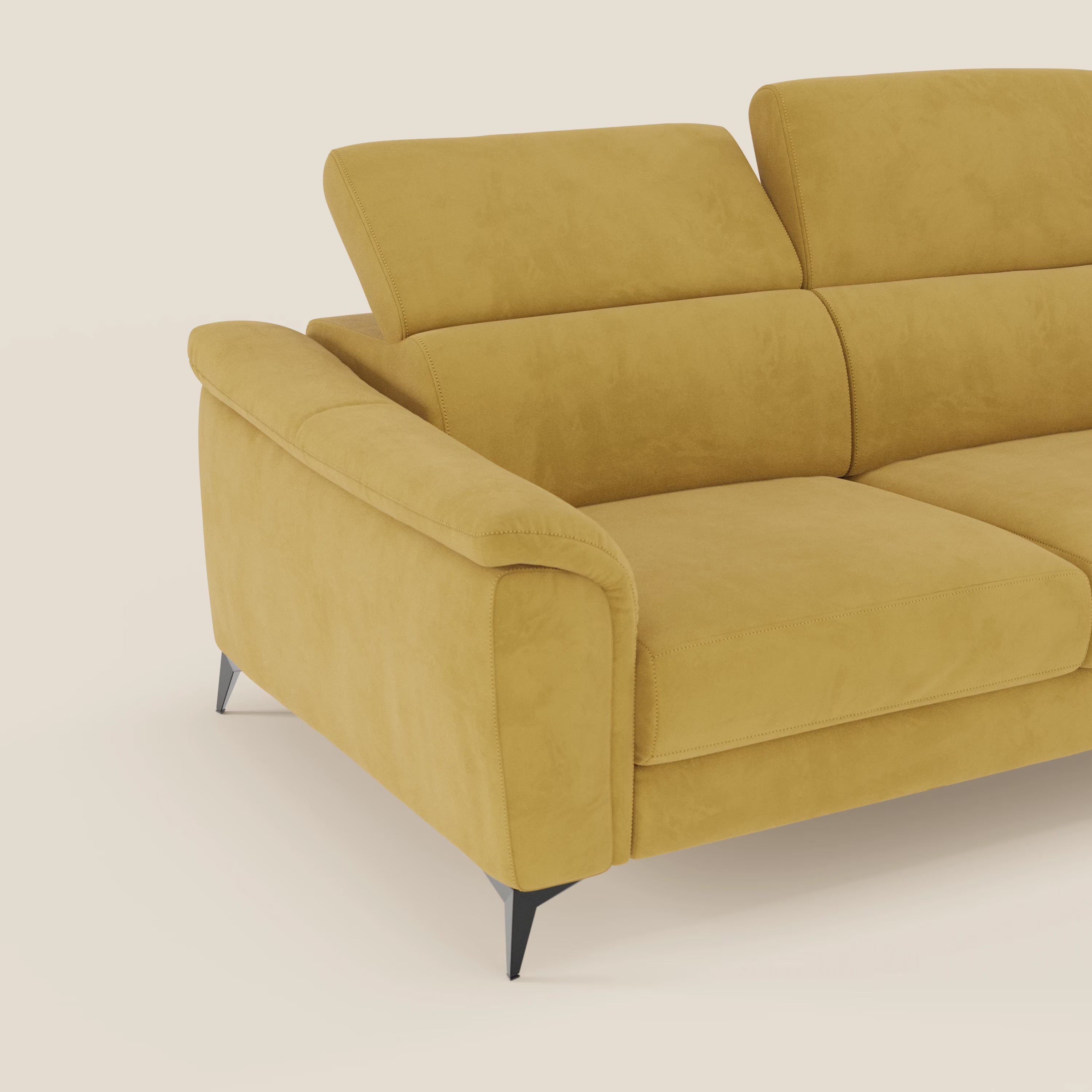 Arcos Divano 3 posti di Divani.Store, in microfibra impermeabile T11 giallo, è caratterizzato da poggiatesta regolabili, cuscini morbidi, ampi braccioli e alte gambe nere. Sullo sfondo beige sono visibili solo il lato sinistro e parte della seduta centrale.