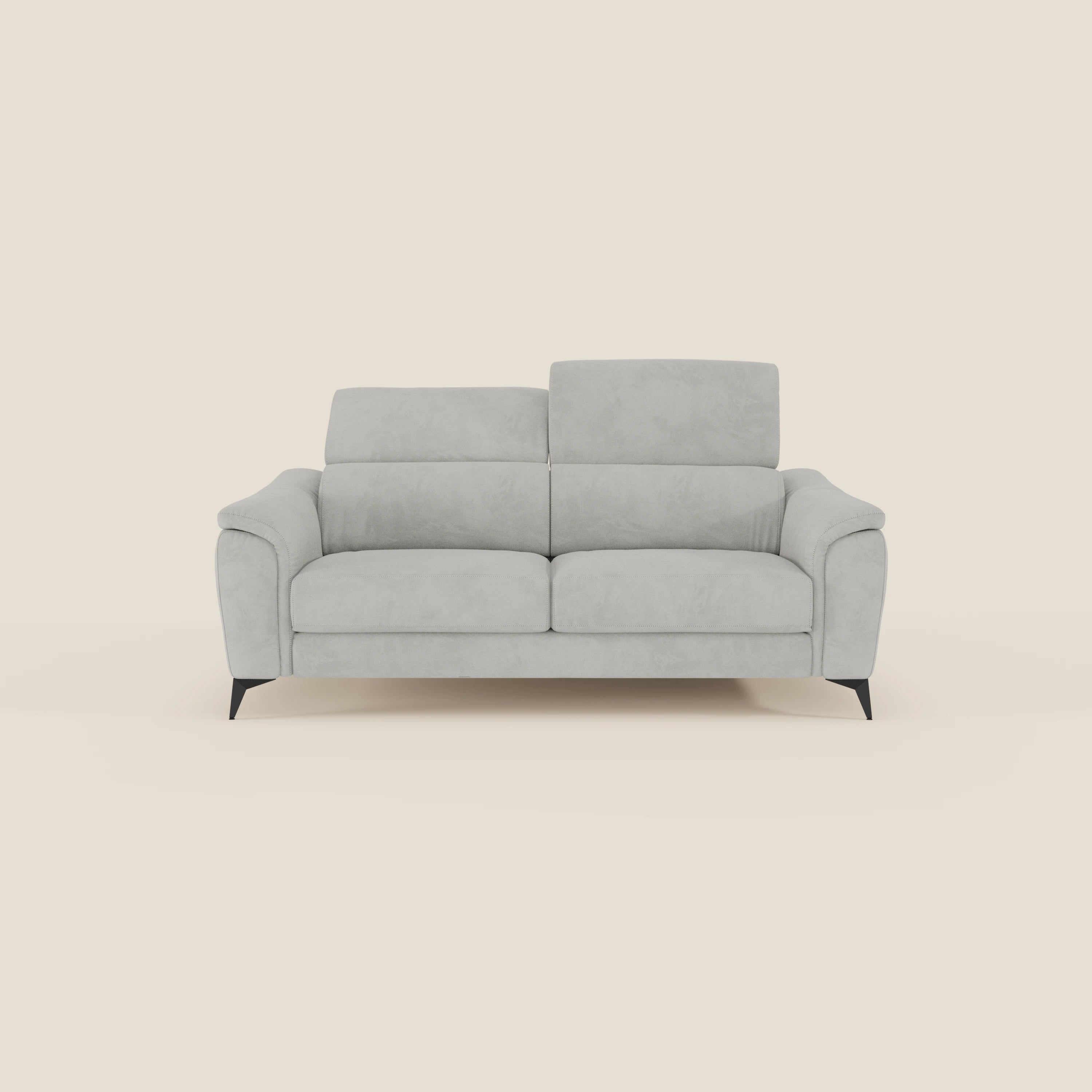 Arcos Divano 3 posti di Divani.Store, presentato in microfibra impermeabile grigio chiaro T11, è caratterizzato da gambe alte, poggiatesta regolabili e ampi braccioli. Il suo moderno design simmetrico spicca su uno sfondo color crema chiaro.