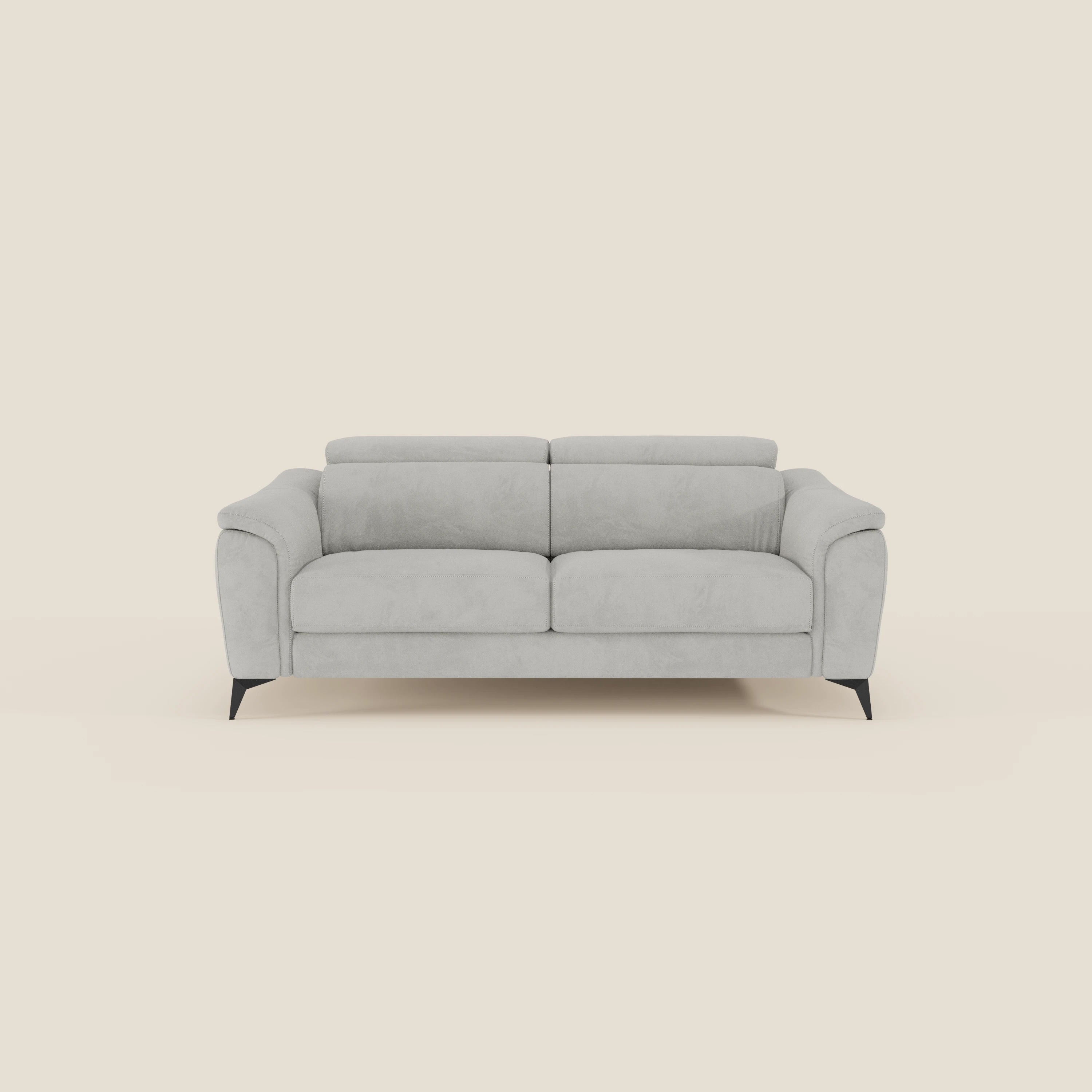 Arcos Divano 3 posti di Divani.Store, in microfibra impermeabile grigio chiaro T11, è caratterizzato da ampi braccioli, due cuscini di seduta, alte gambe angolate nere e poggiatesta regolabili. Il tutto su uno sfondo semplice color crema, dall'aspetto moderno e invitante.